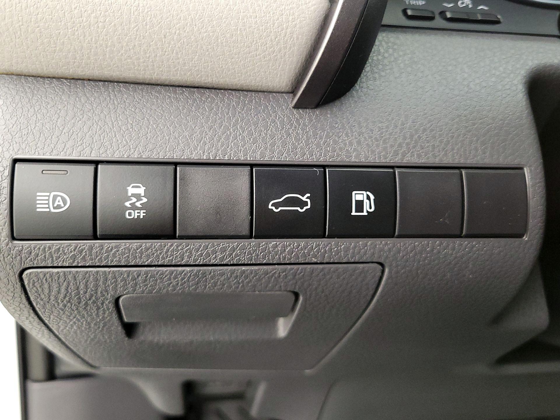 Thumbnail: 2018 Toyota Camry - 13