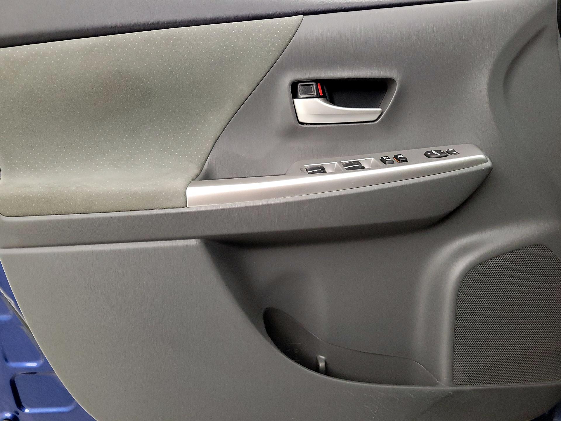 Thumbnail: 2014 Toyota Prius v - 12