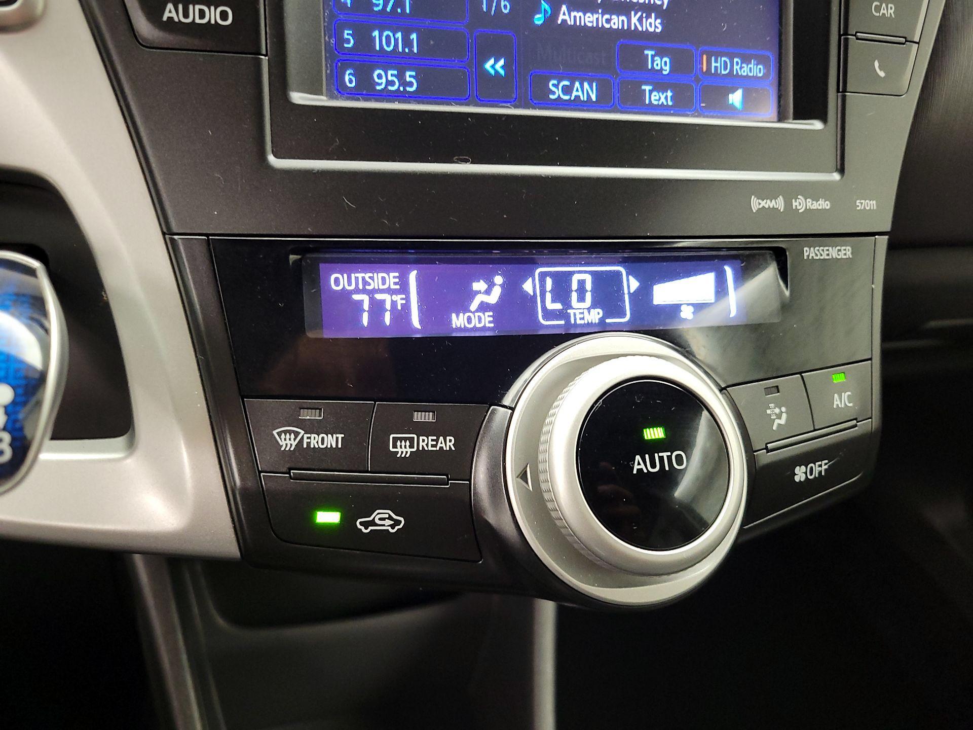 Thumbnail: 2014 Toyota Prius v - 16