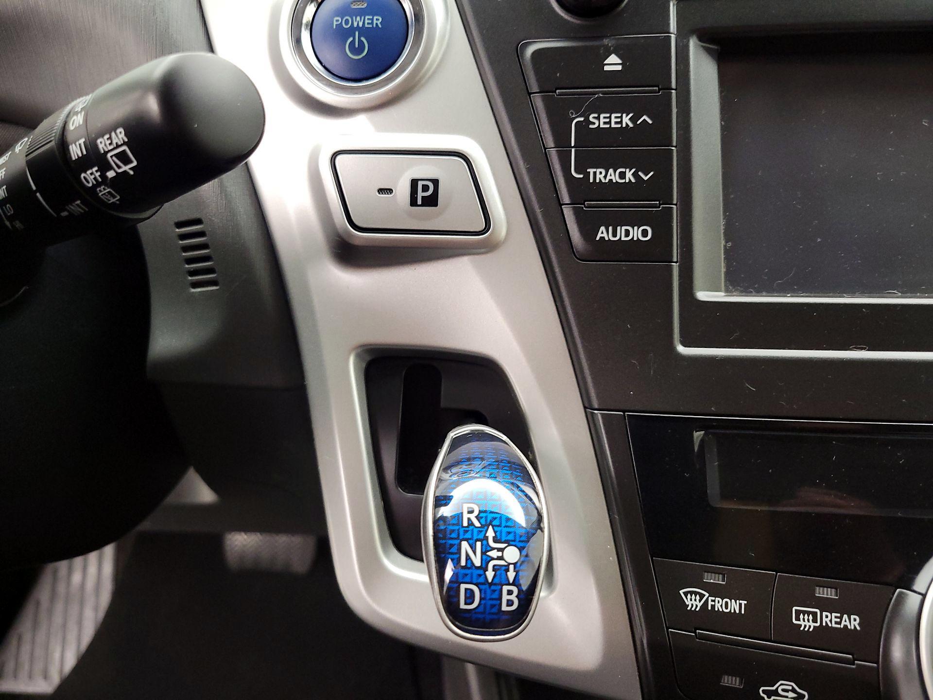 Thumbnail: 2014 Toyota Prius v - 17