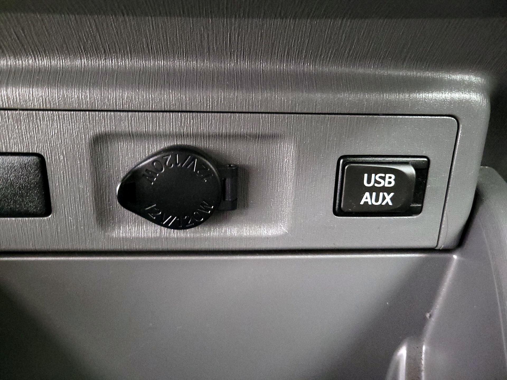 Thumbnail: 2014 Toyota Prius v - 18