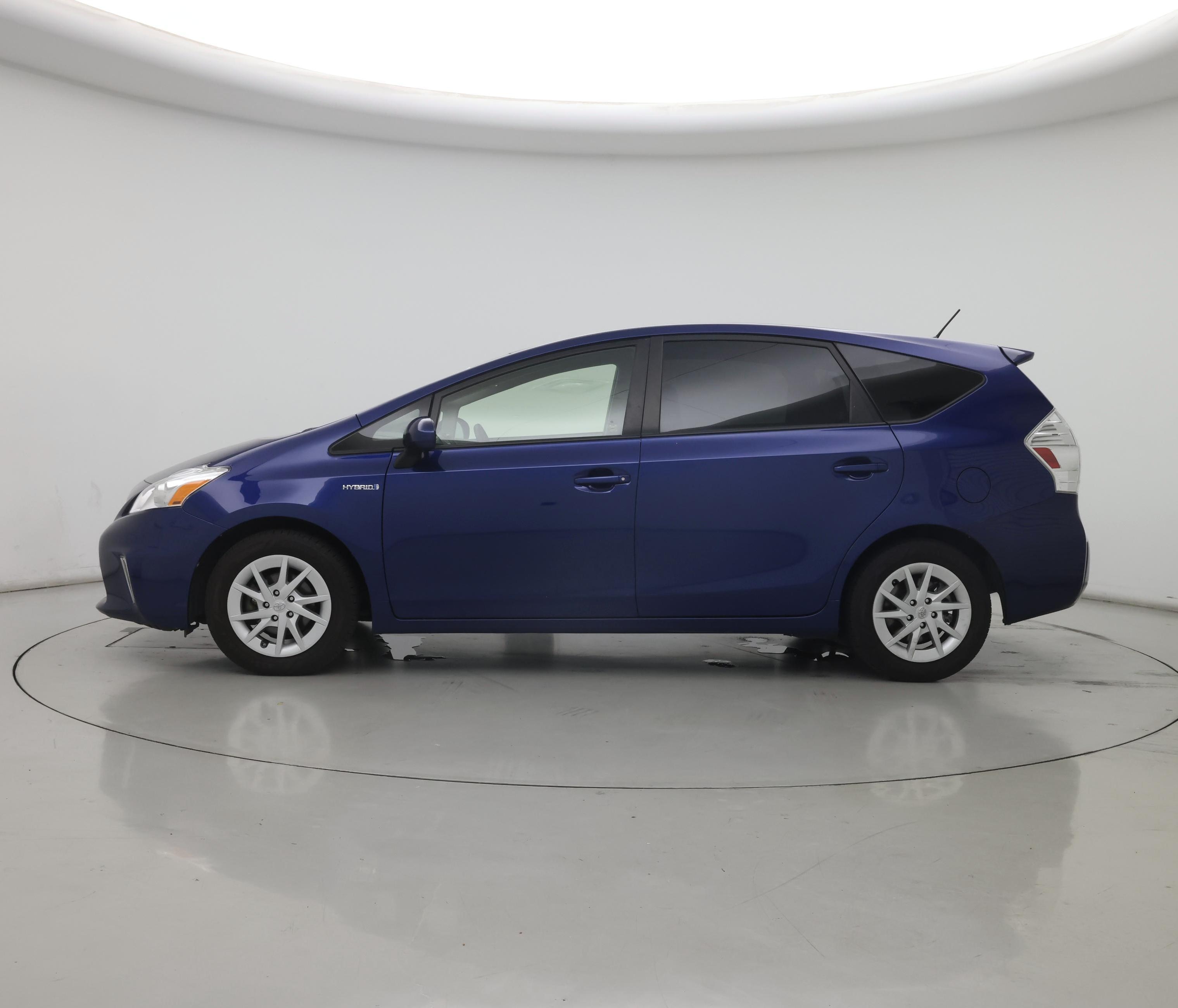 Thumbnail: 2014 Toyota Prius v - 3