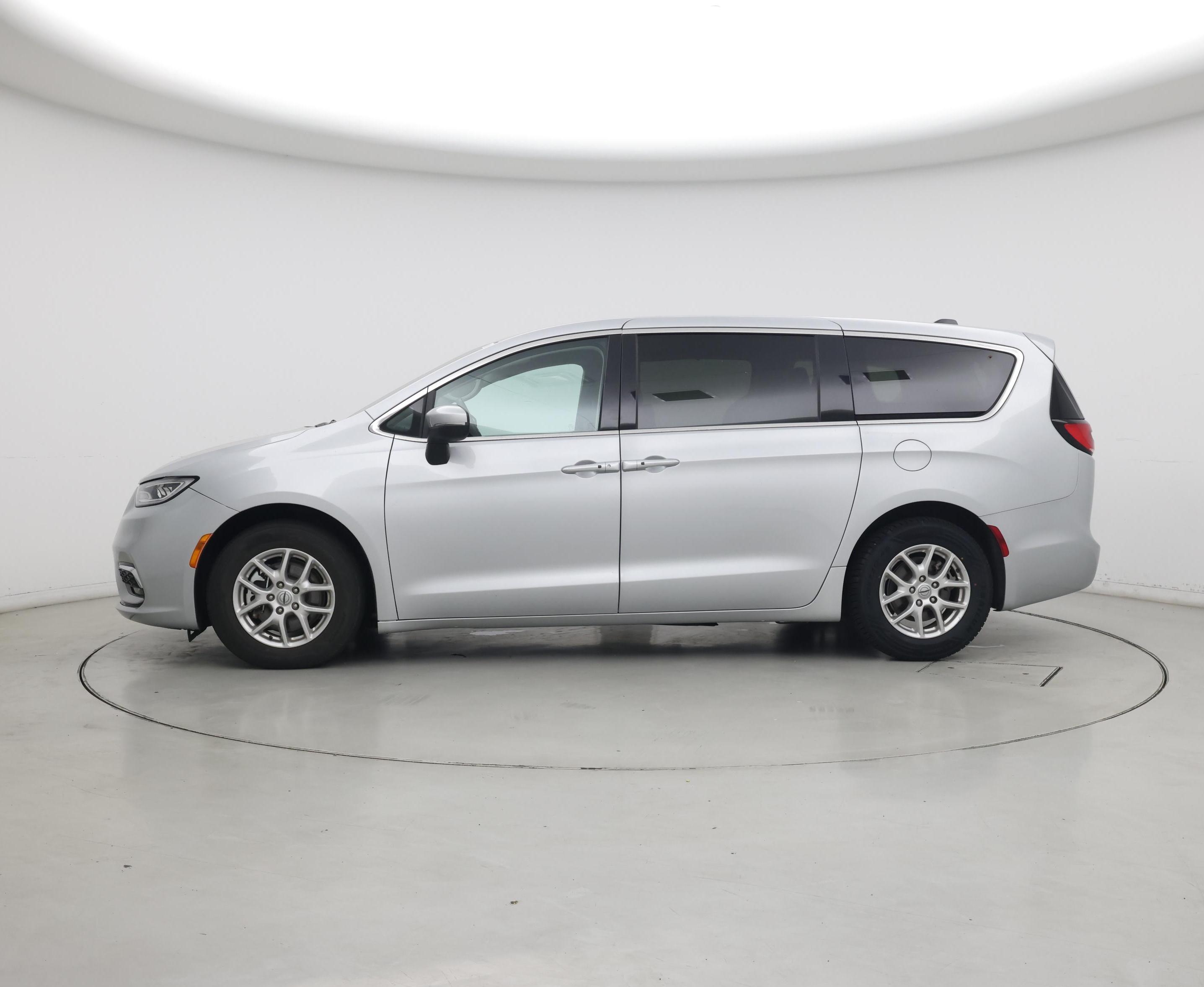 Thumbnail: 2023 Chrysler Pacifica - 3