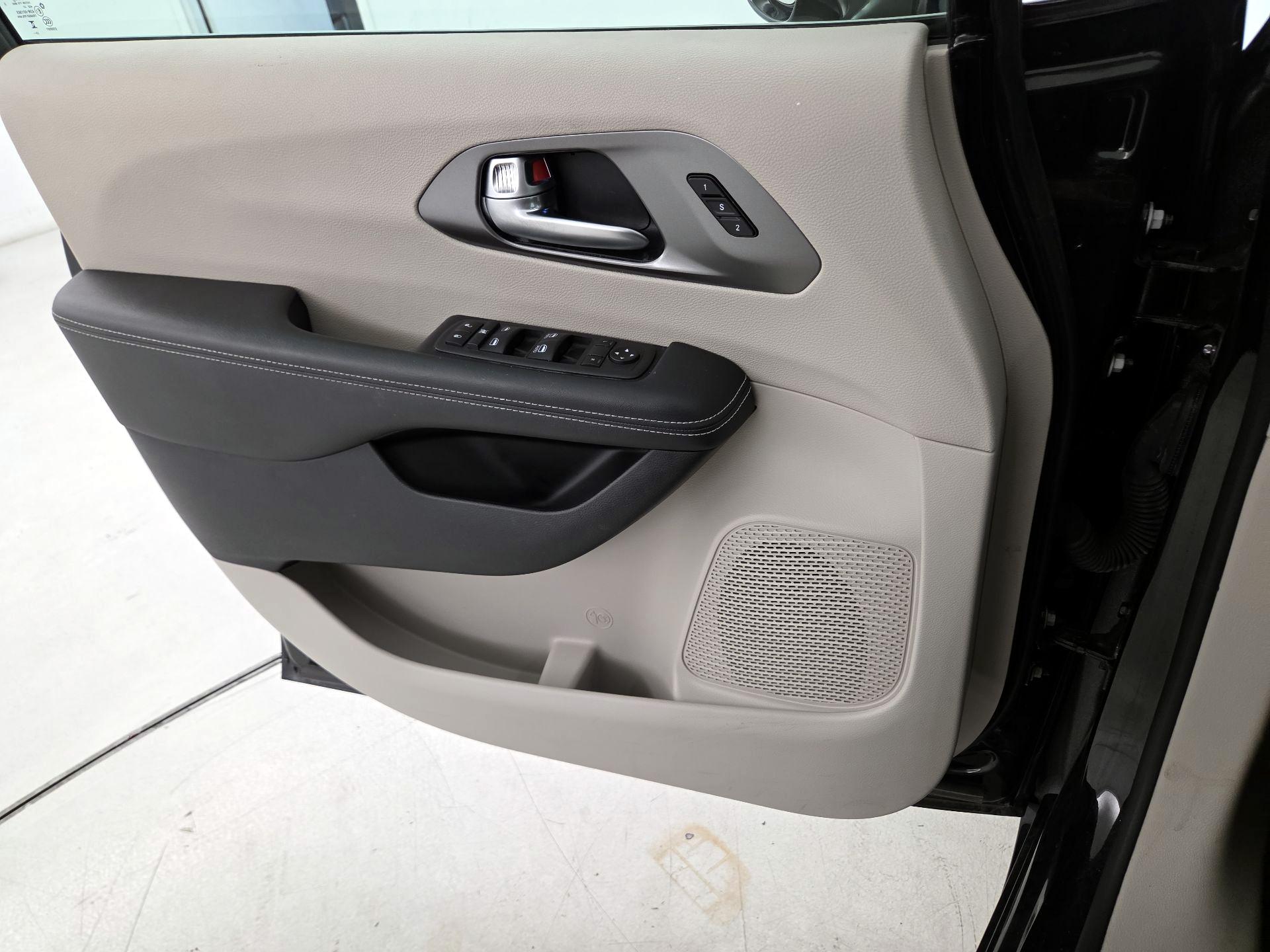 Thumbnail: 2024 Chrysler Pacifica - 12