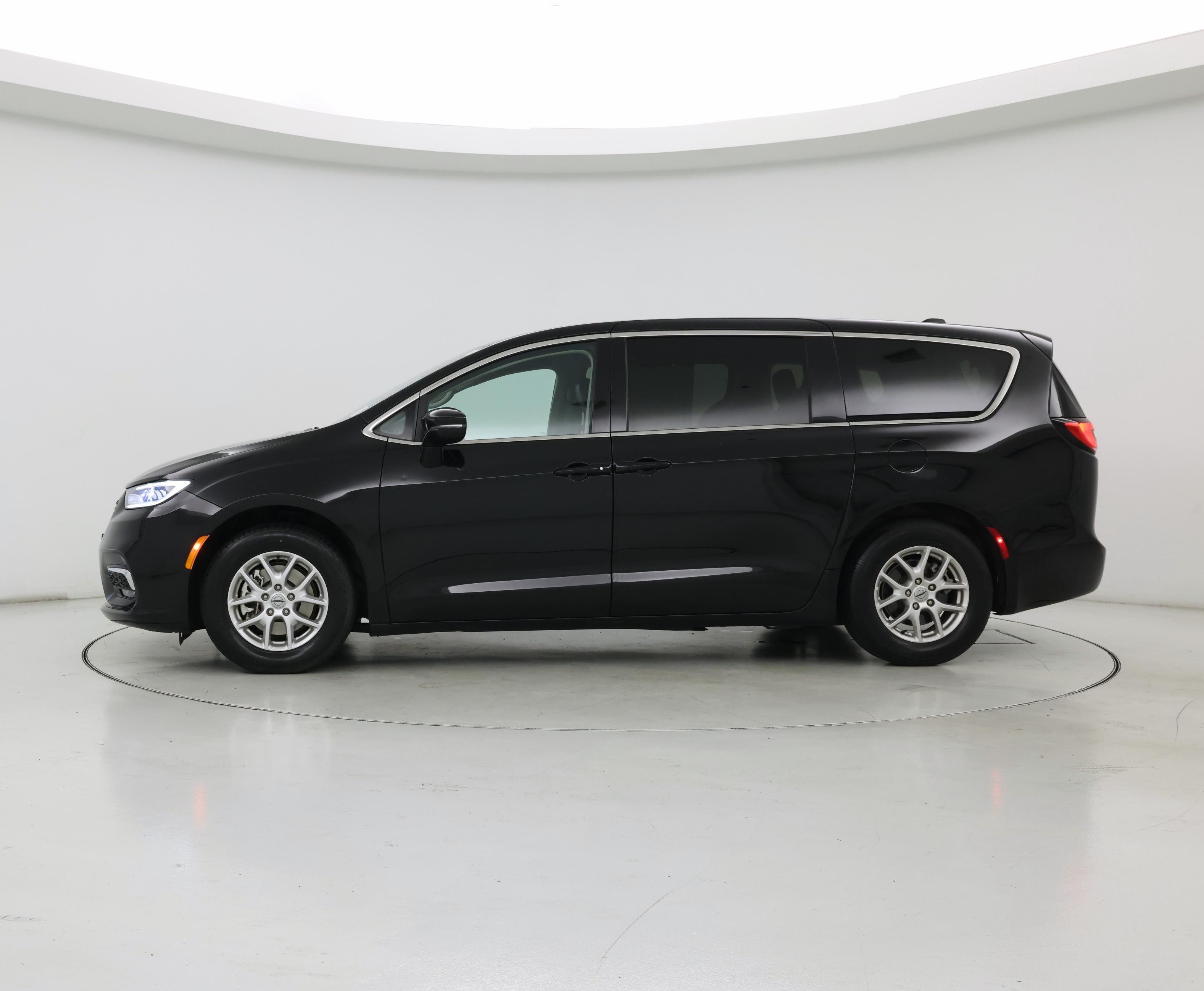 Thumbnail: 2024 Chrysler Pacifica - 3