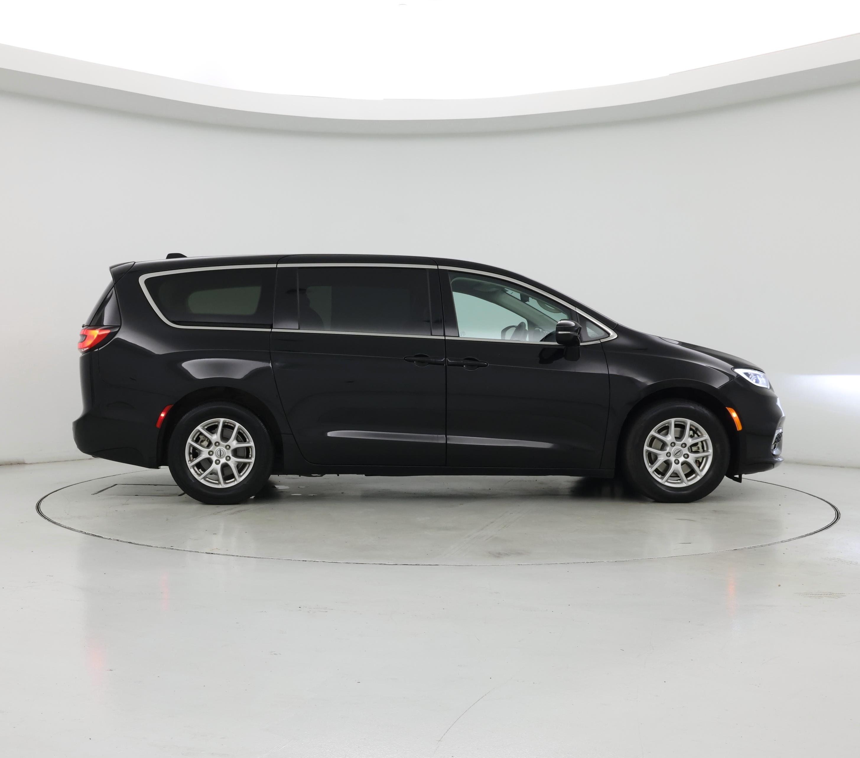 Thumbnail: 2024 Chrysler Pacifica - 7