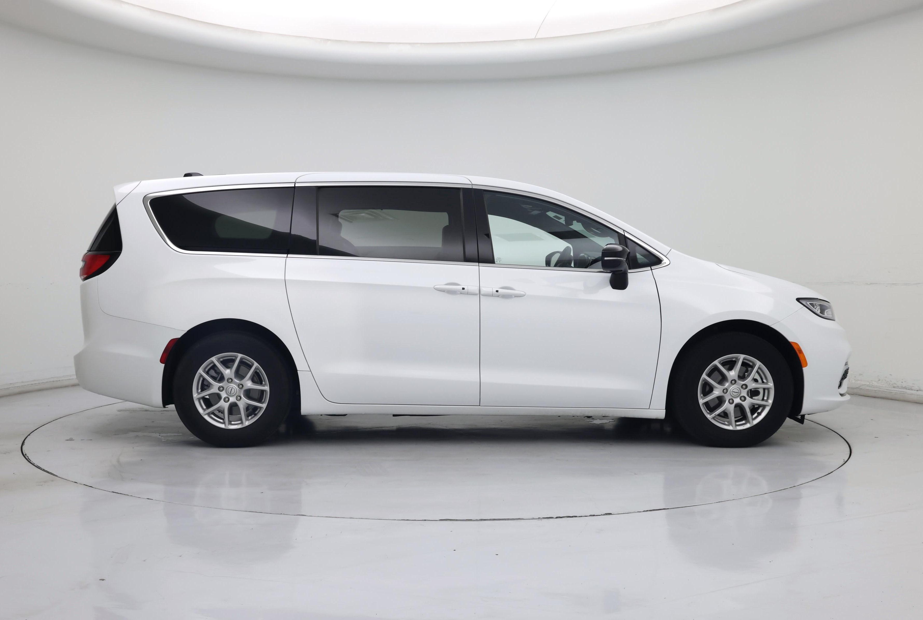 Thumbnail: 2026 Chrysler Pacifica - 7