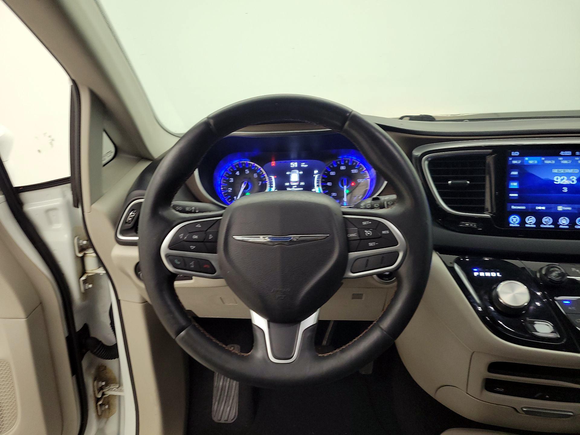 Thumbnail: 2017 Chrysler Pacifica - 10