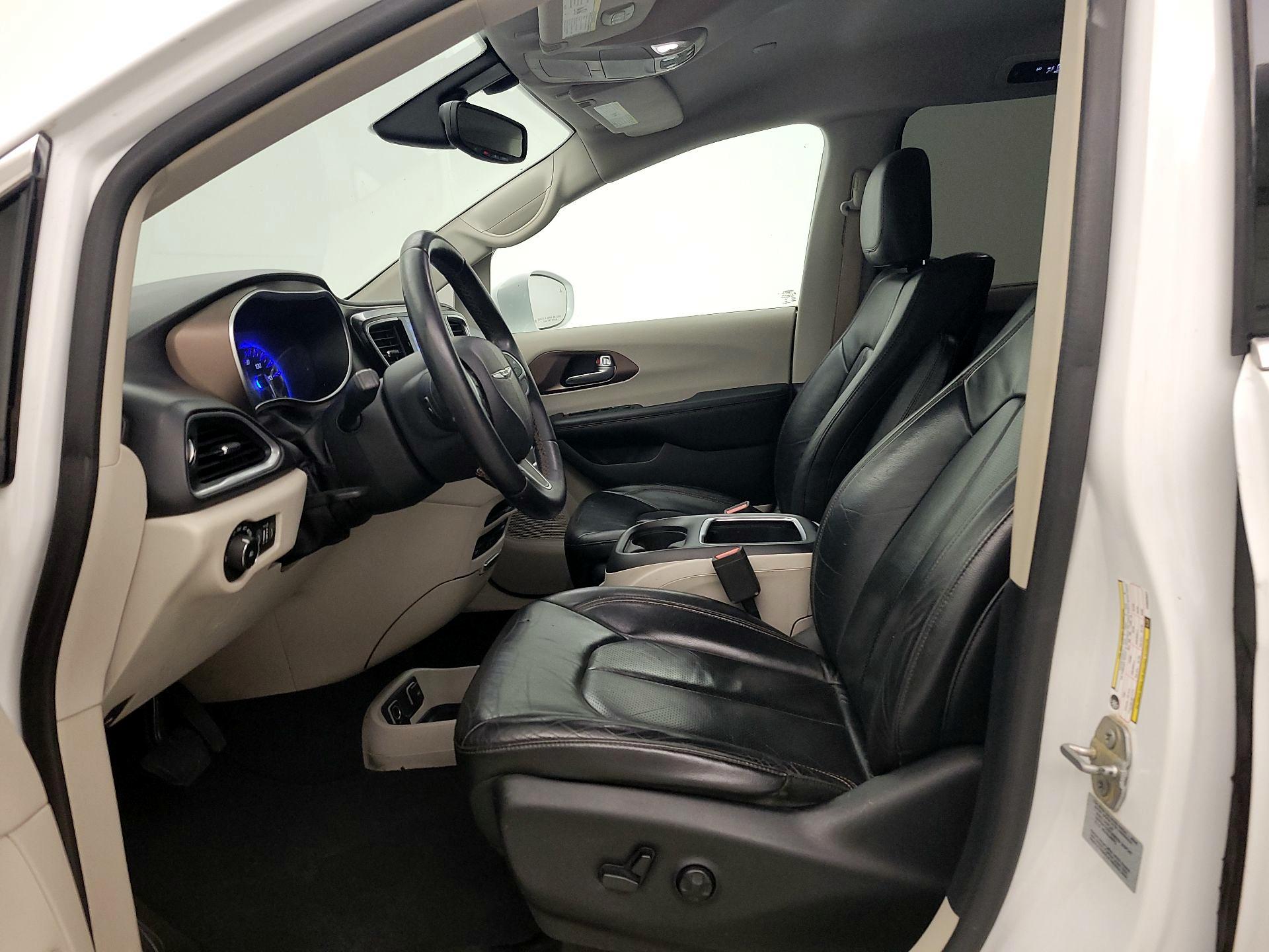 Thumbnail: 2017 Chrysler Pacifica - 11