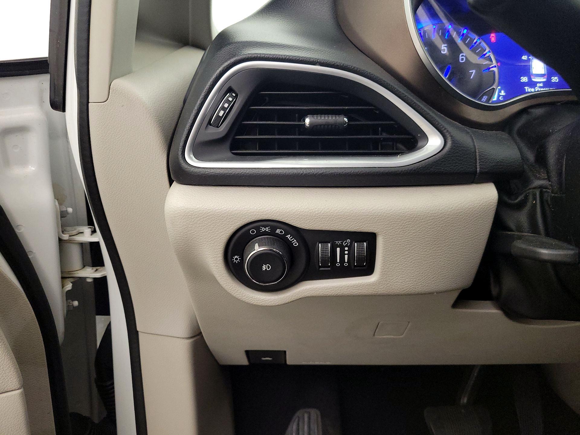 Thumbnail: 2017 Chrysler Pacifica - 13