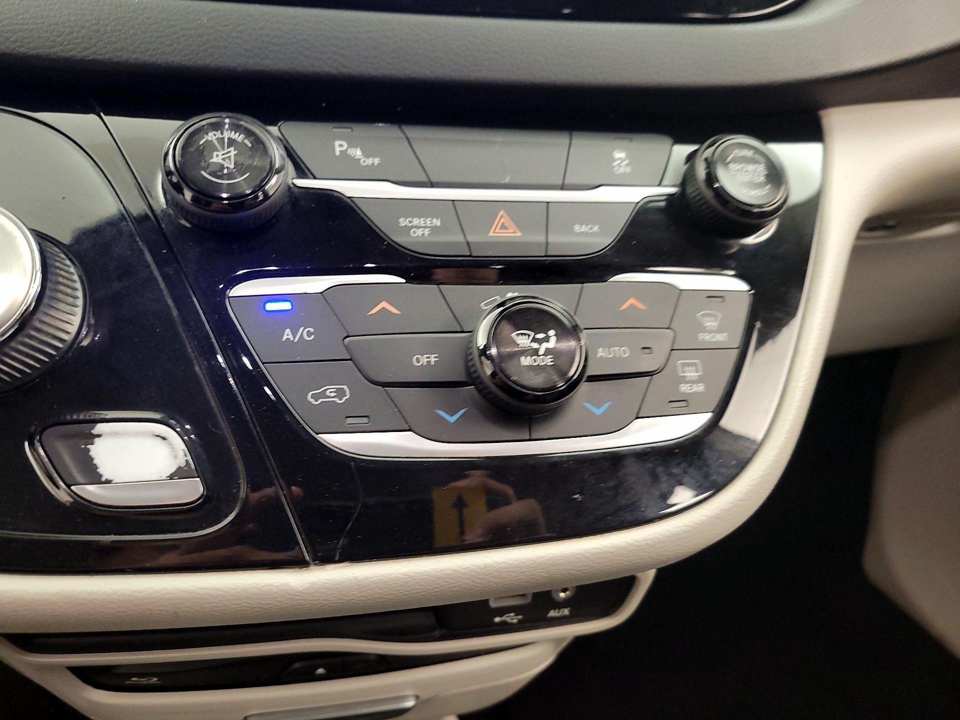 Thumbnail: 2017 Chrysler Pacifica - 16