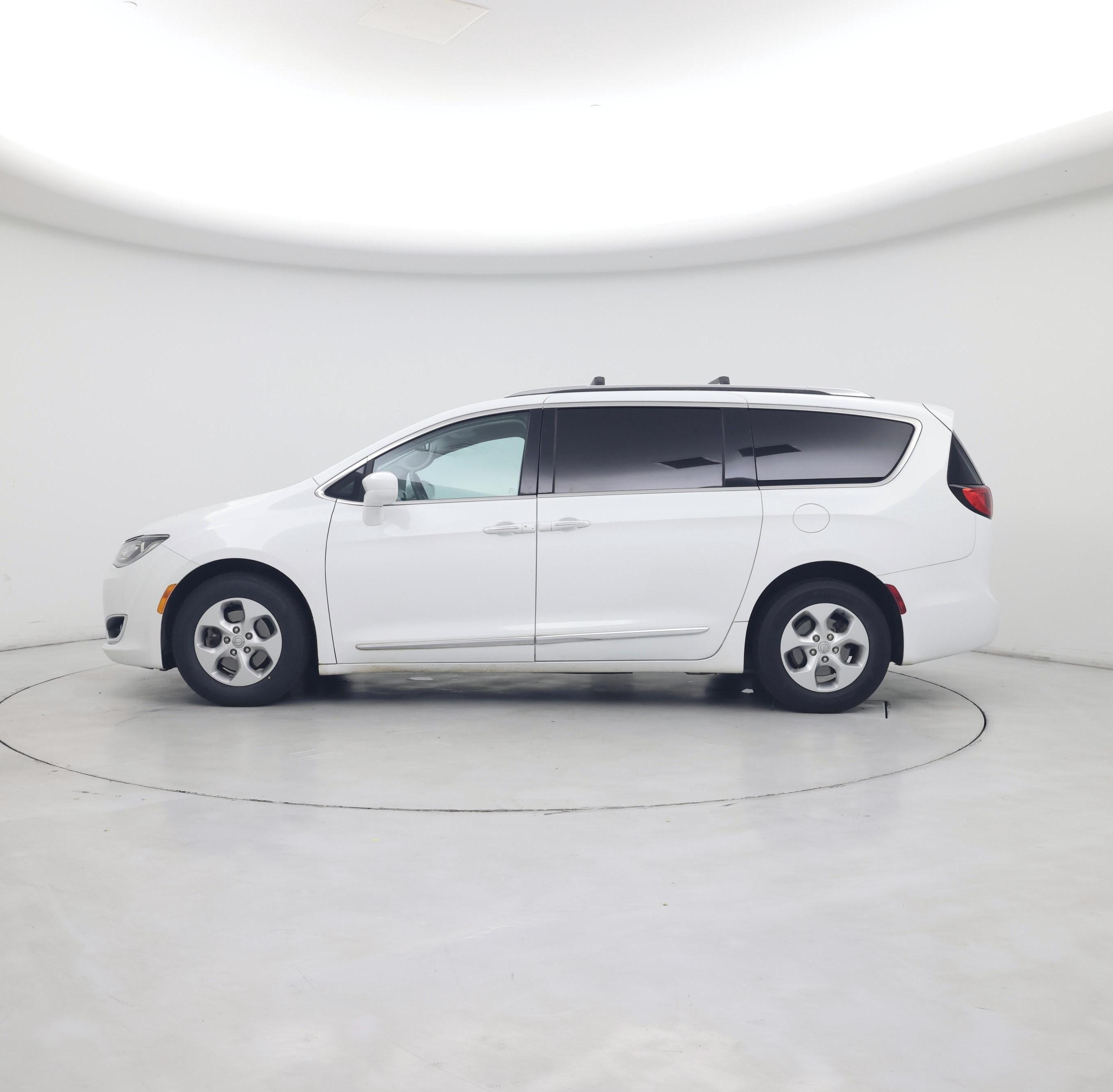 Thumbnail: 2017 Chrysler Pacifica - 3