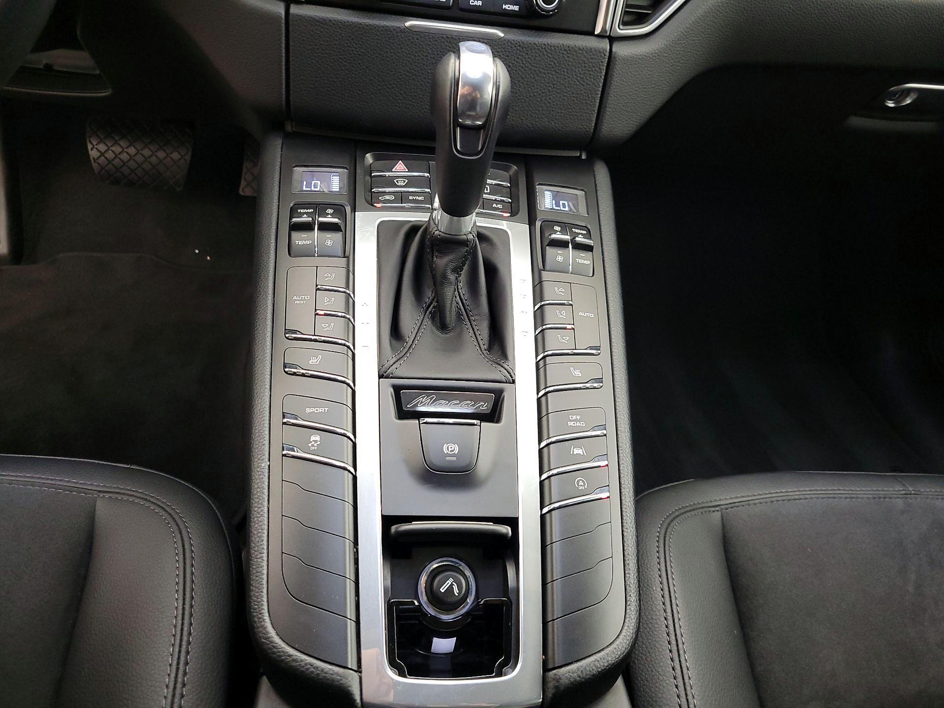 Thumbnail: 2017 Porsche Macan - 17