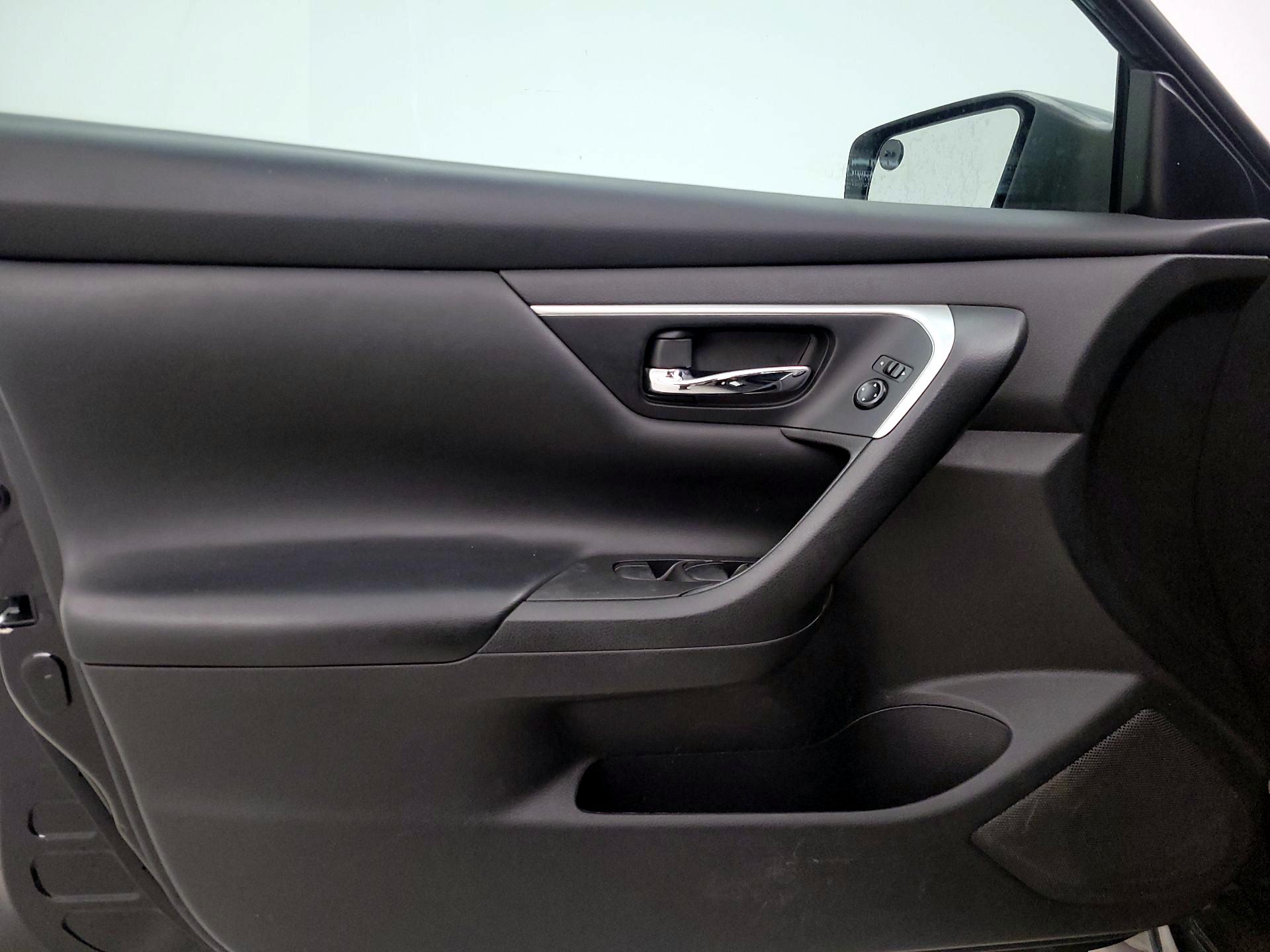Thumbnail: 2016 Nissan Altima - 12