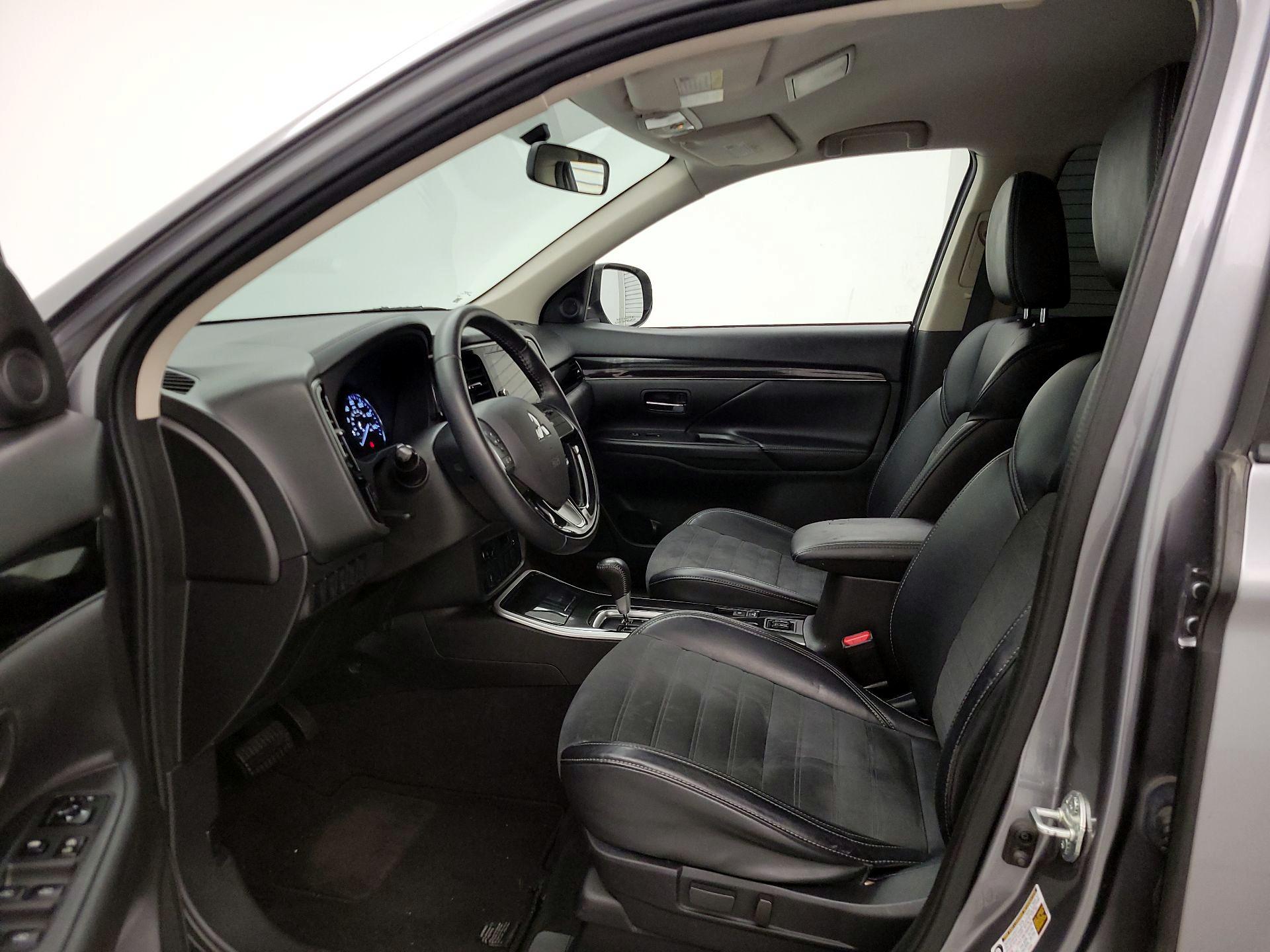 Thumbnail: 2019 Mitsubishi Outlander - 11