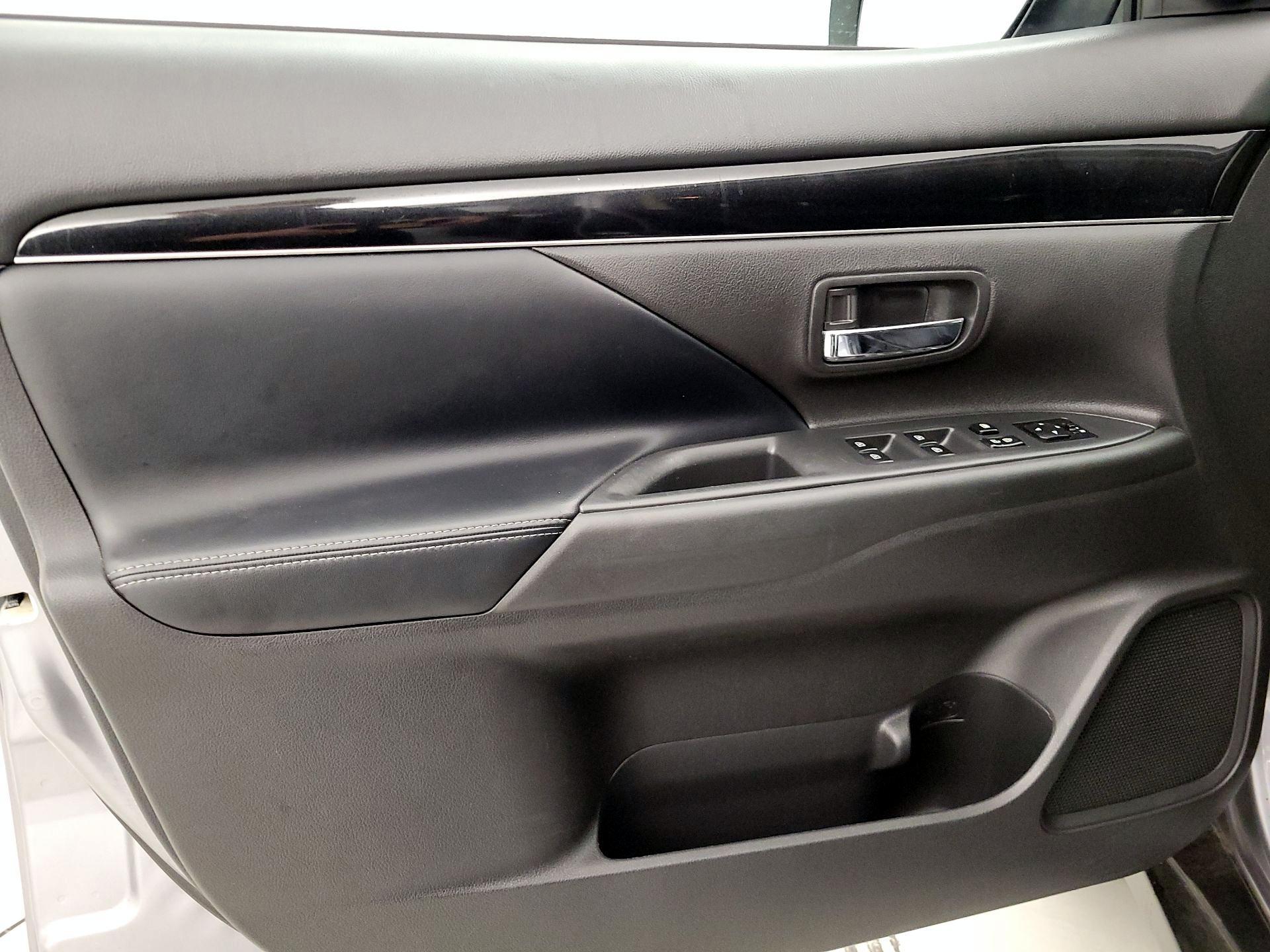Thumbnail: 2019 Mitsubishi Outlander - 12
