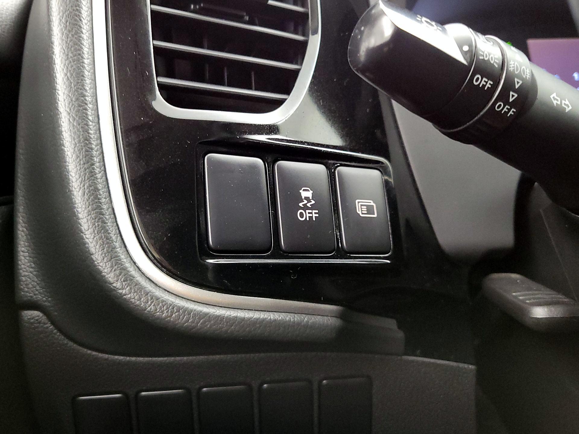 Thumbnail: 2019 Mitsubishi Outlander - 13