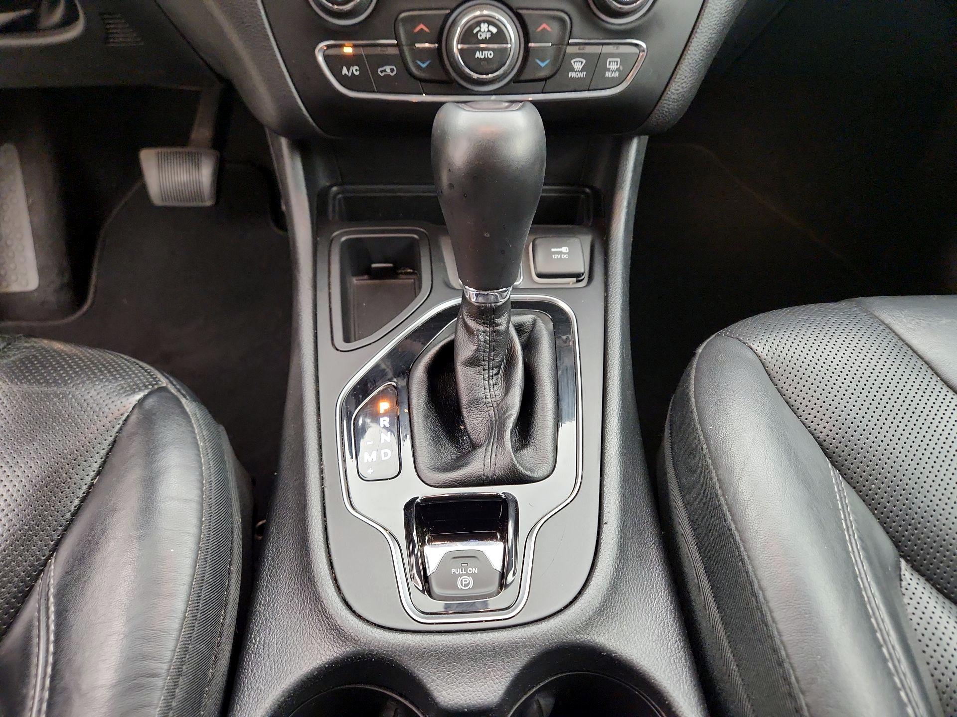 Thumbnail: 2019 Jeep Cherokee - 17