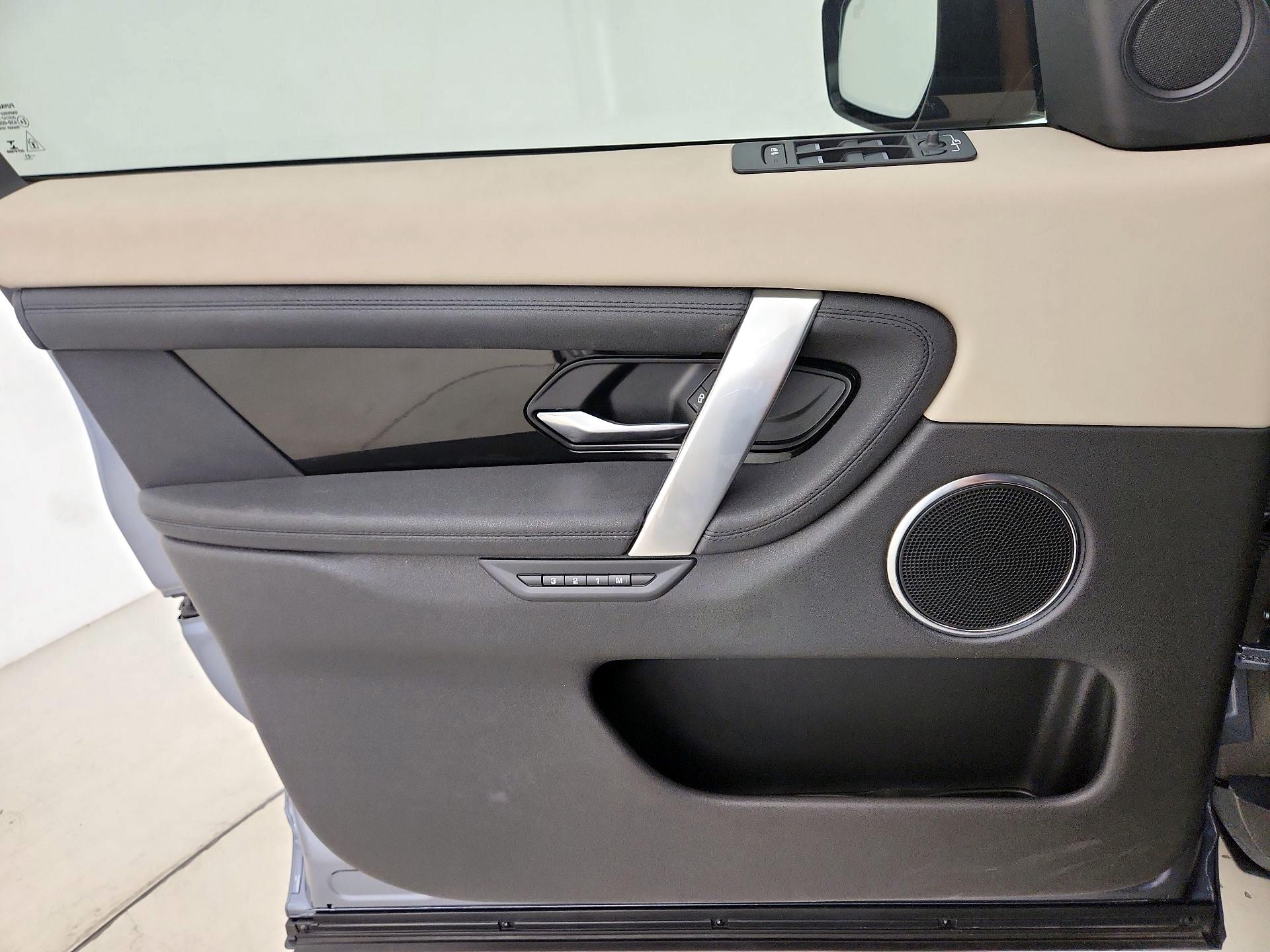 Thumbnail: 2022 Land Rover Discovery Sport - 12