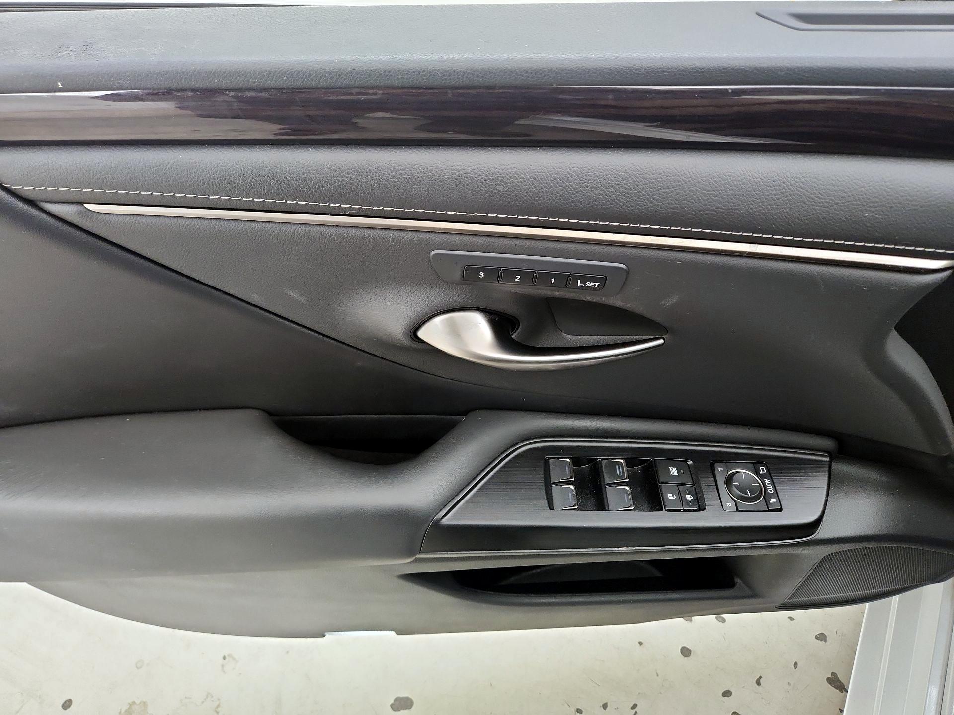 Thumbnail: 2021 Lexus ES - 12