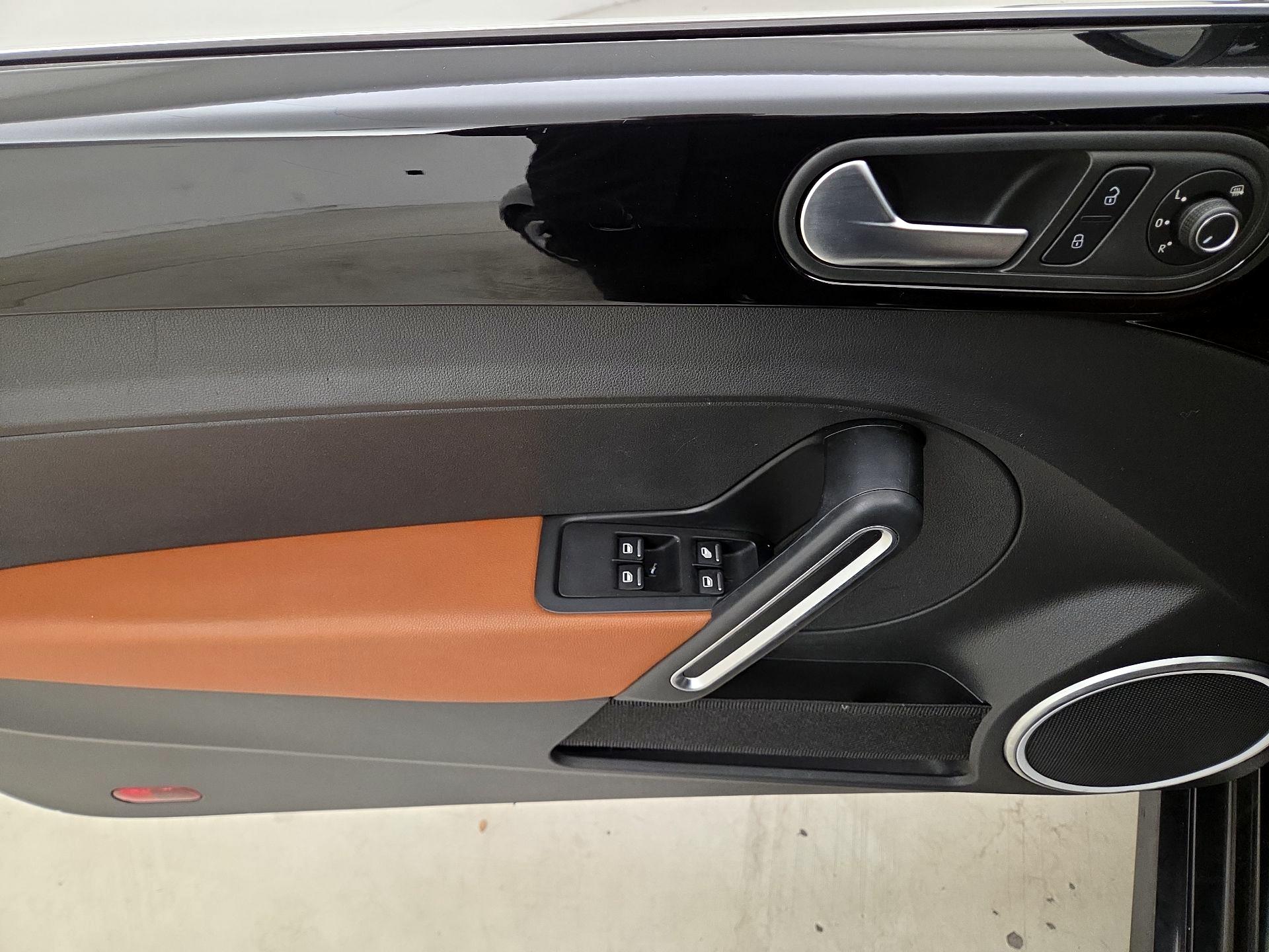 Thumbnail: 2015 Volkswagen Beetle - 12
