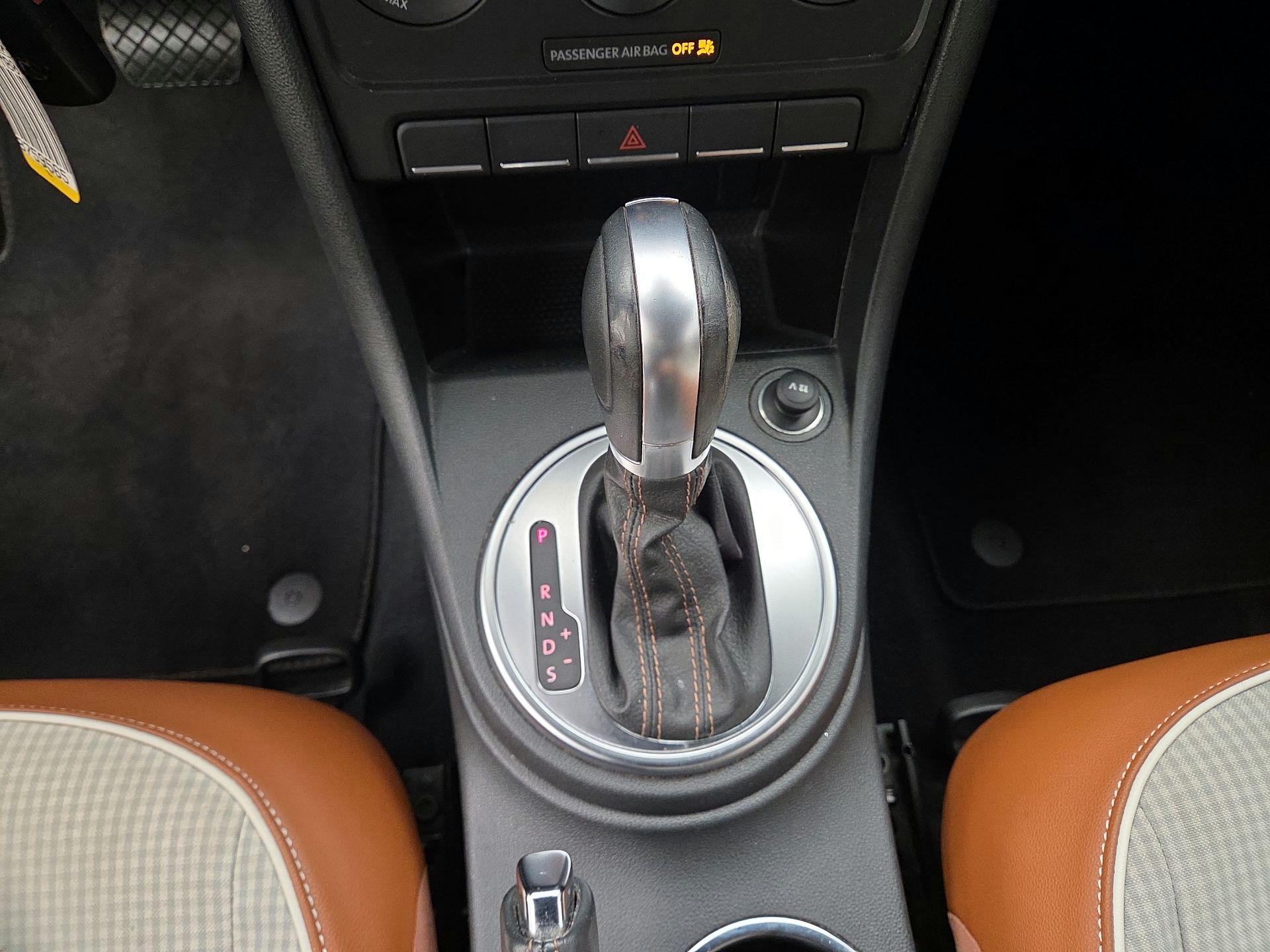 Thumbnail: 2015 Volkswagen Beetle - 15