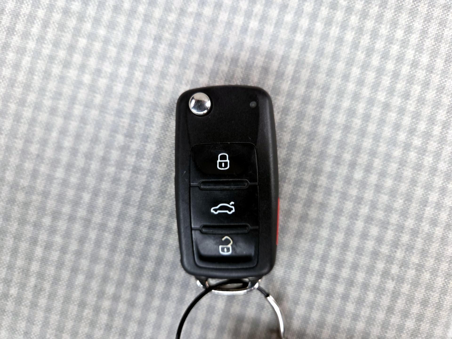 Thumbnail: 2015 Volkswagen Beetle - 19