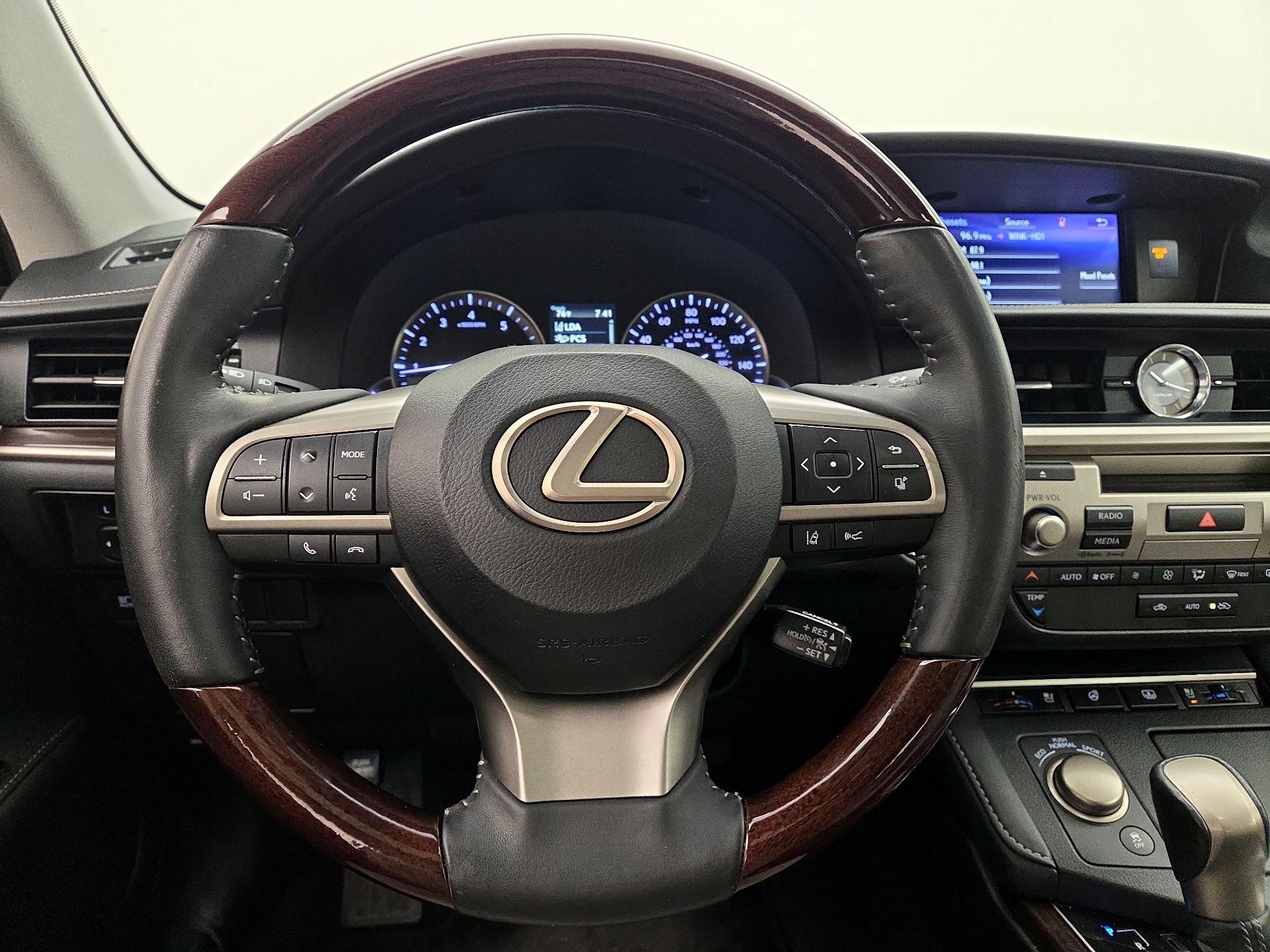 Thumbnail: 2018 Lexus ES - 10