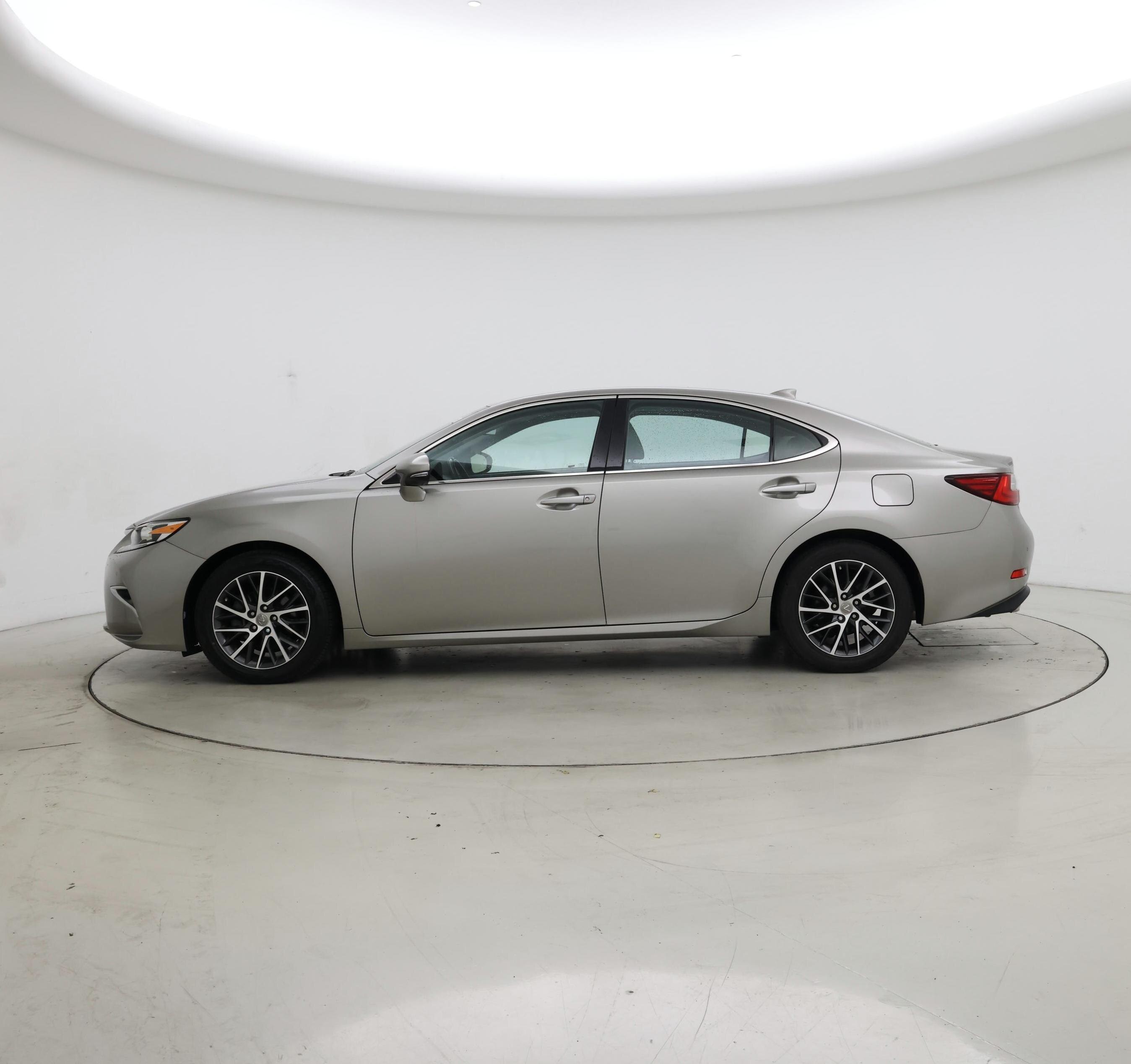 Thumbnail: 2018 Lexus ES - 3