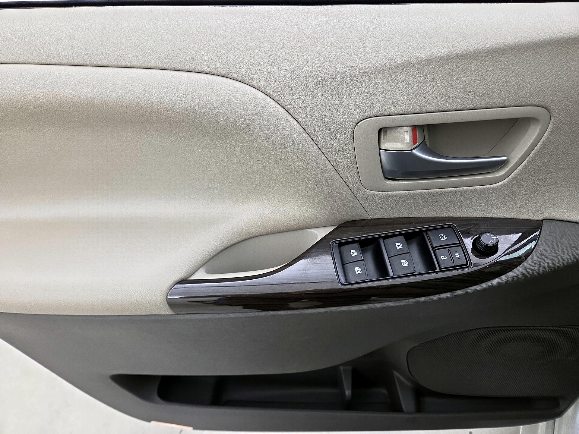 Thumbnail: 2015 Toyota Sienna - 12