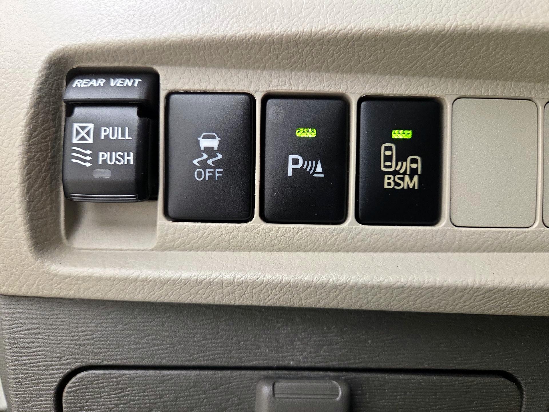 Thumbnail: 2015 Toyota Sienna - 13
