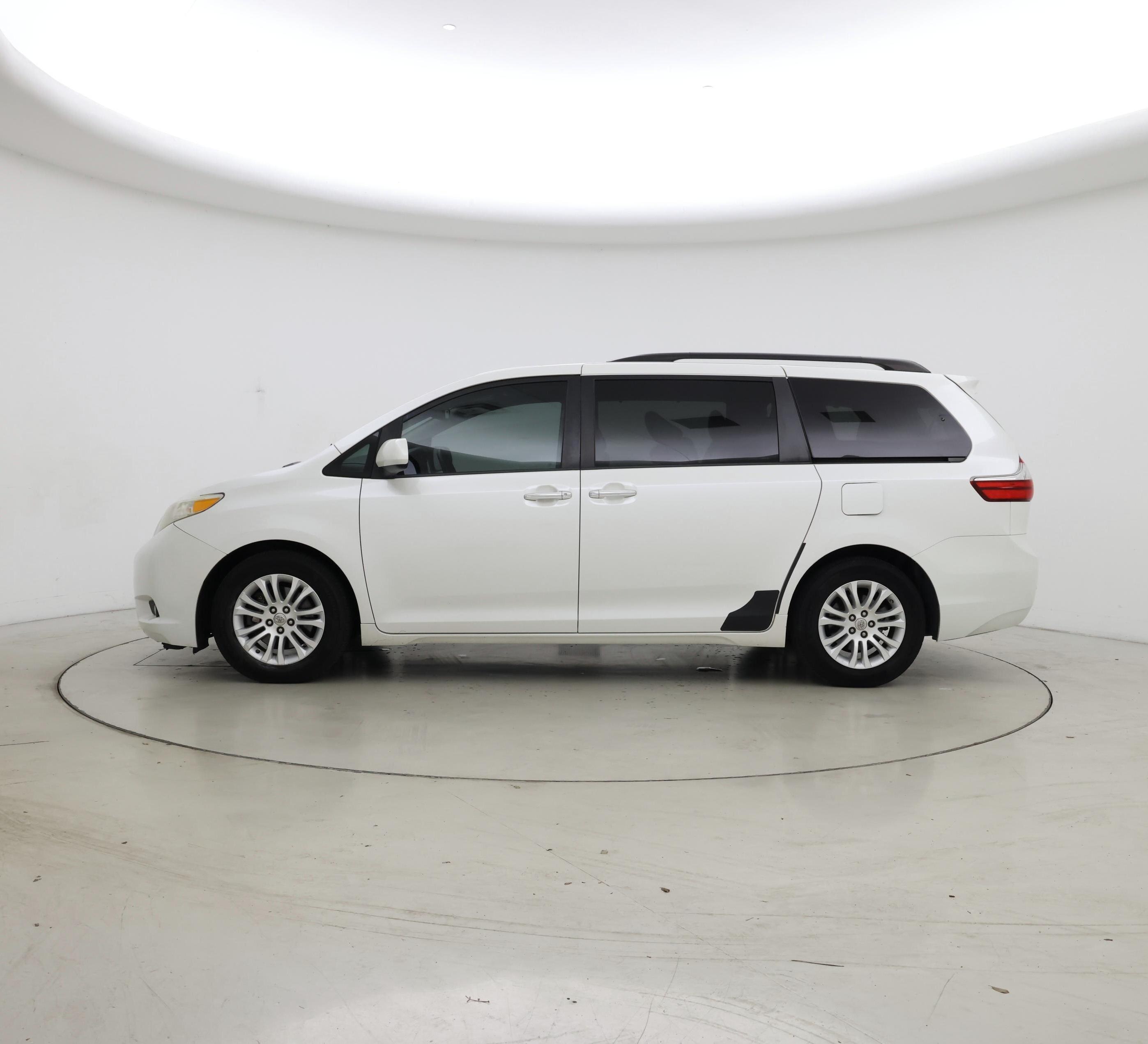 Thumbnail: 2015 Toyota Sienna - 3