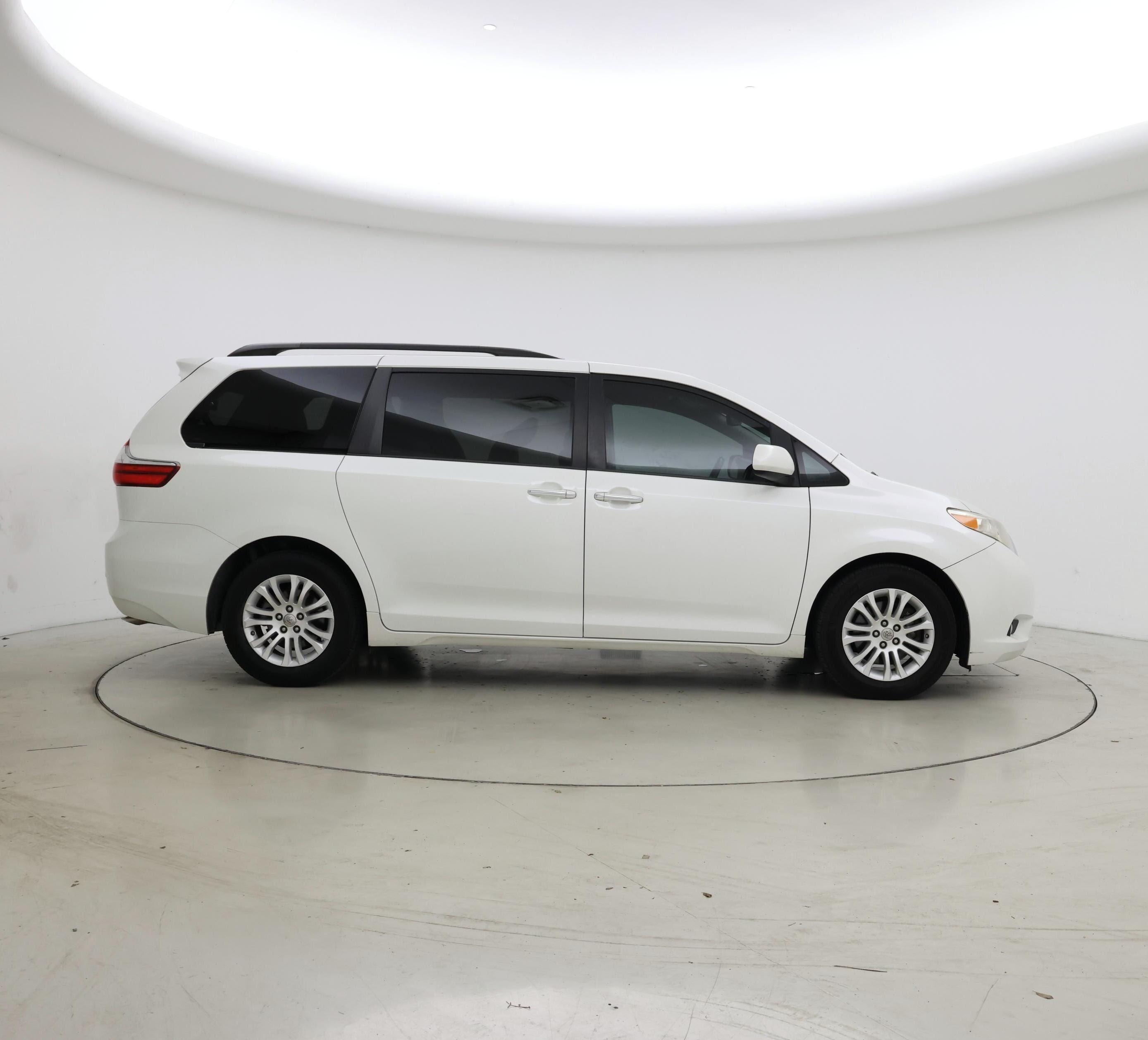 Thumbnail: 2015 Toyota Sienna - 7