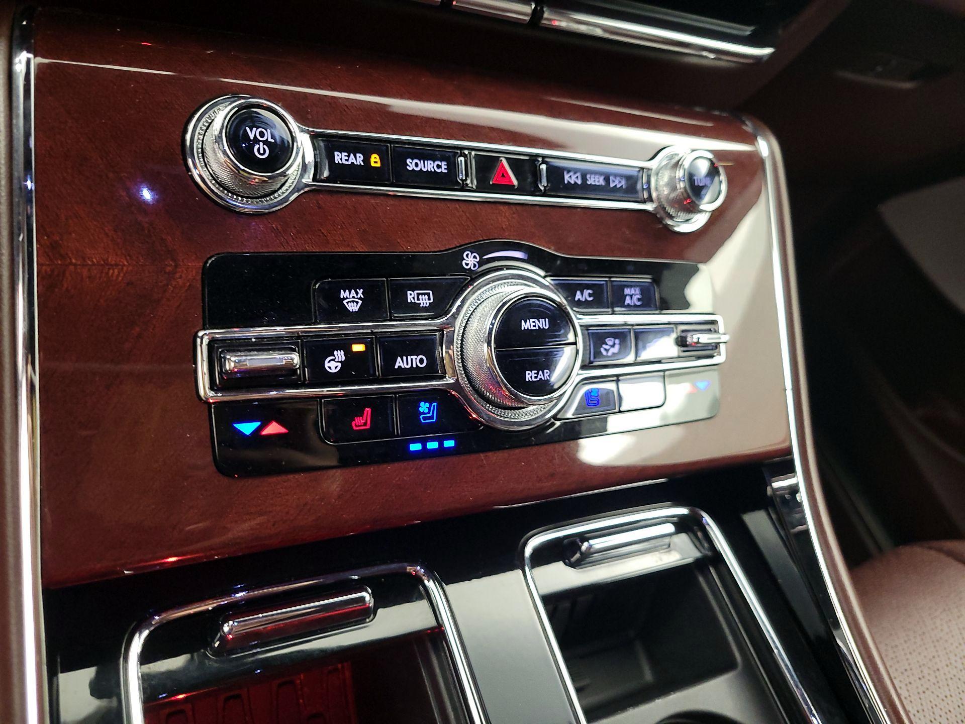 Thumbnail: 2023 Lincoln Aviator - 17