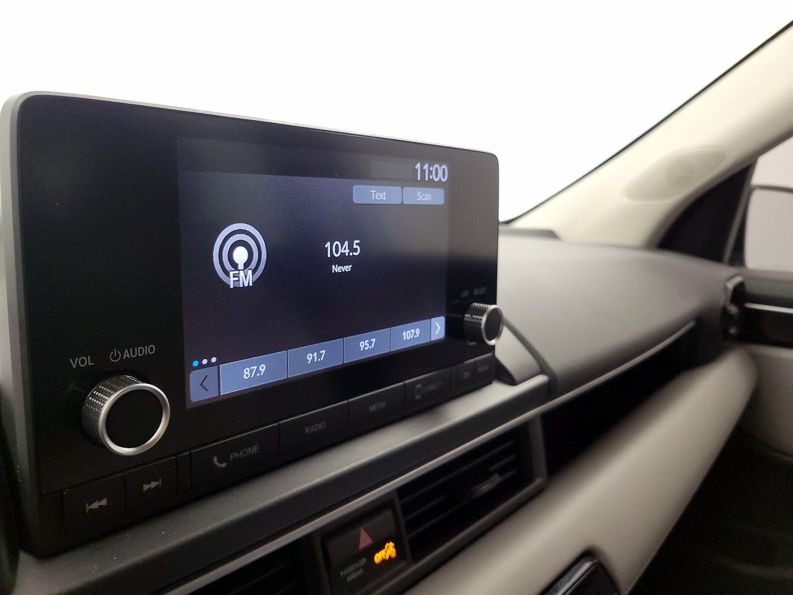 2023 Honda Pilot LX - Photo 16