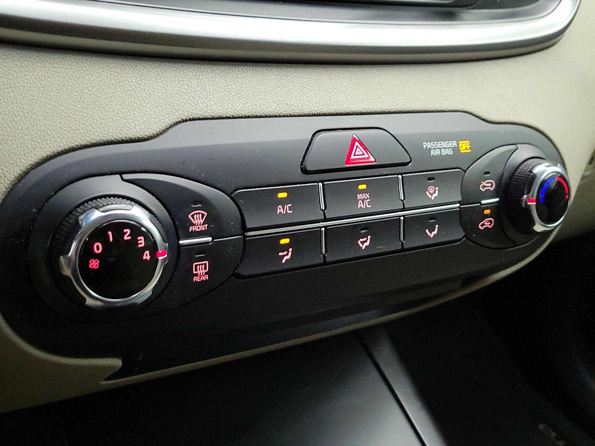 Thumbnail: 2019 Kia Sorento - 16