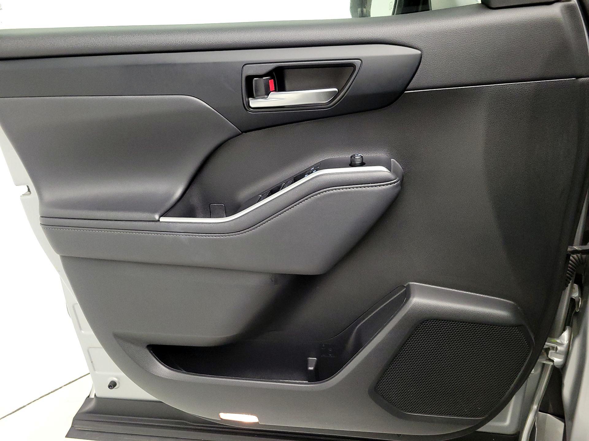 Thumbnail: 2022 Toyota Highlander - 12