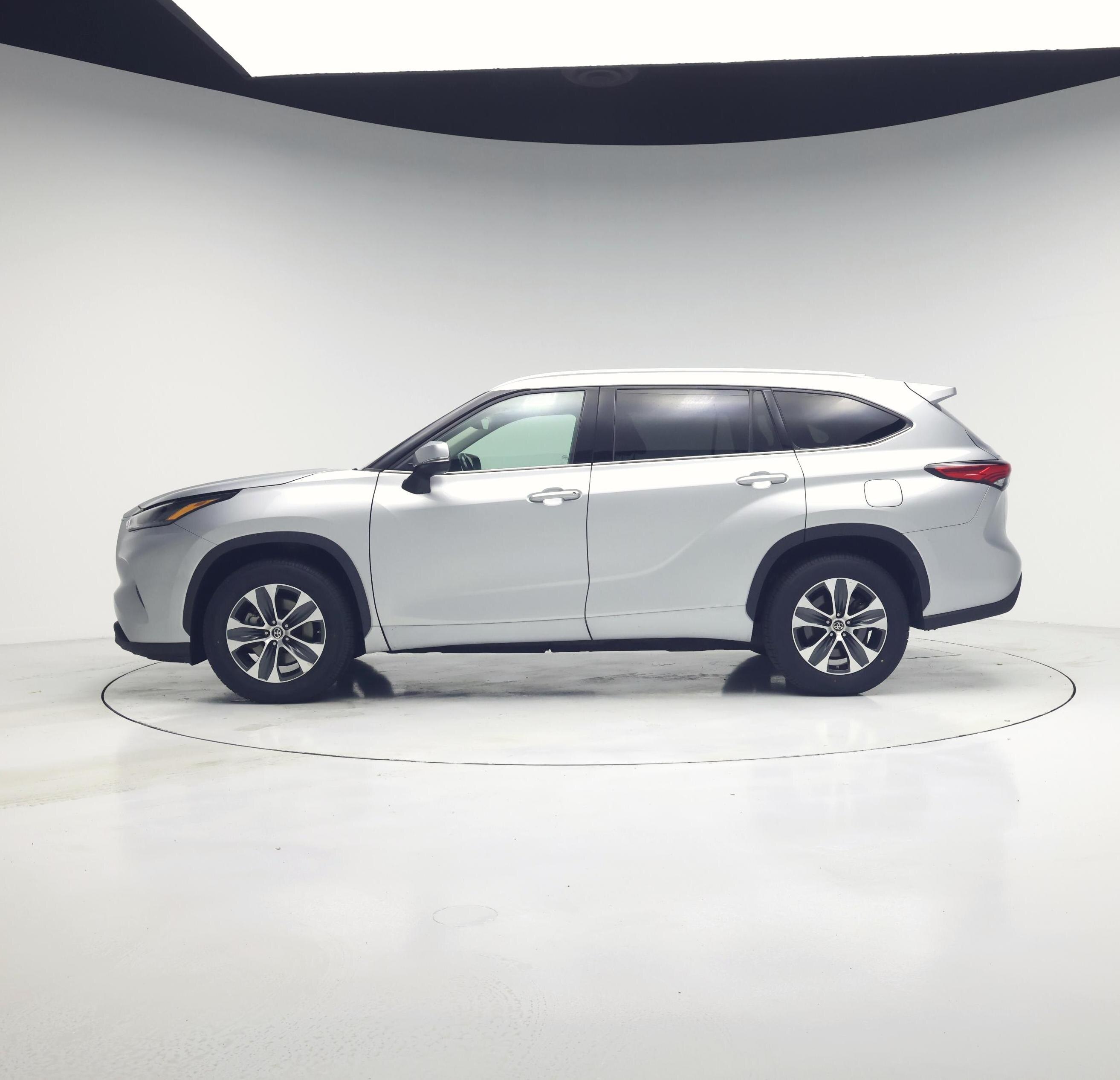 Thumbnail: 2022 Toyota Highlander - 3