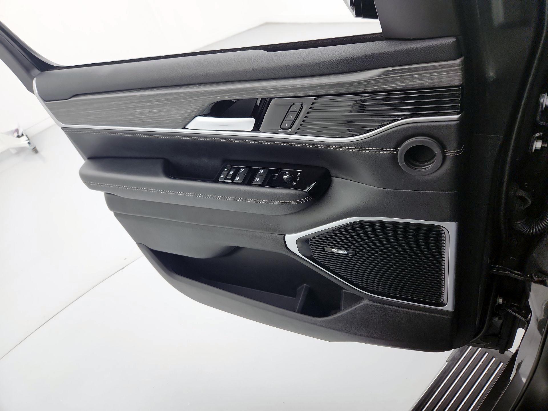 Thumbnail: 2023 Jeep Wagoneer - 12