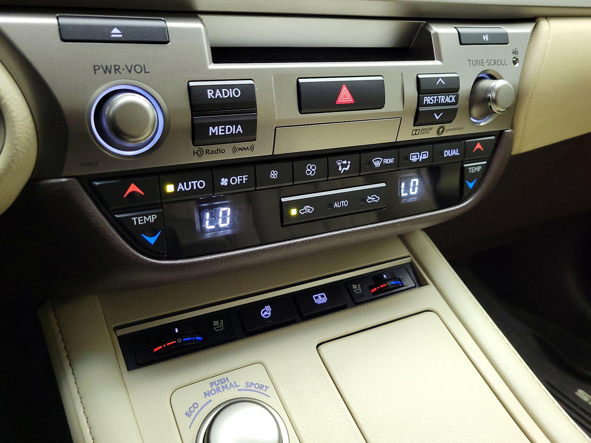 Thumbnail: 2018 Lexus ES - 16