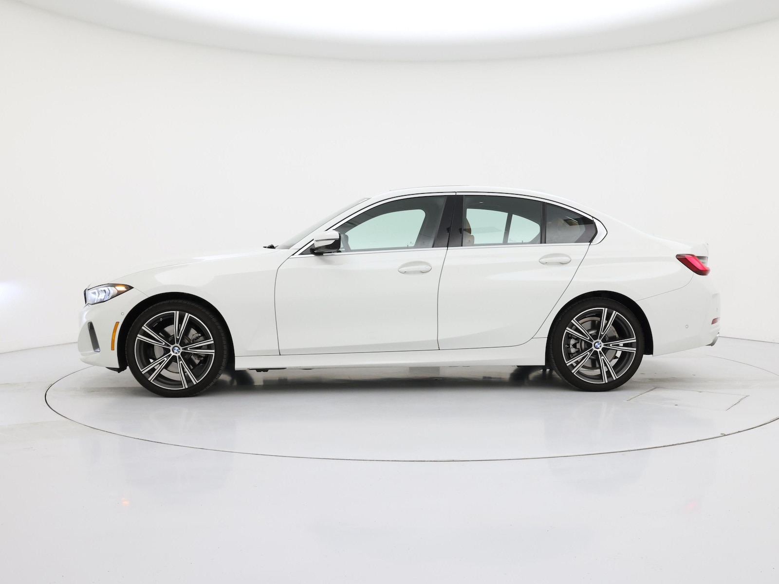 2024 BMW 3 Series 330i - Photo 4