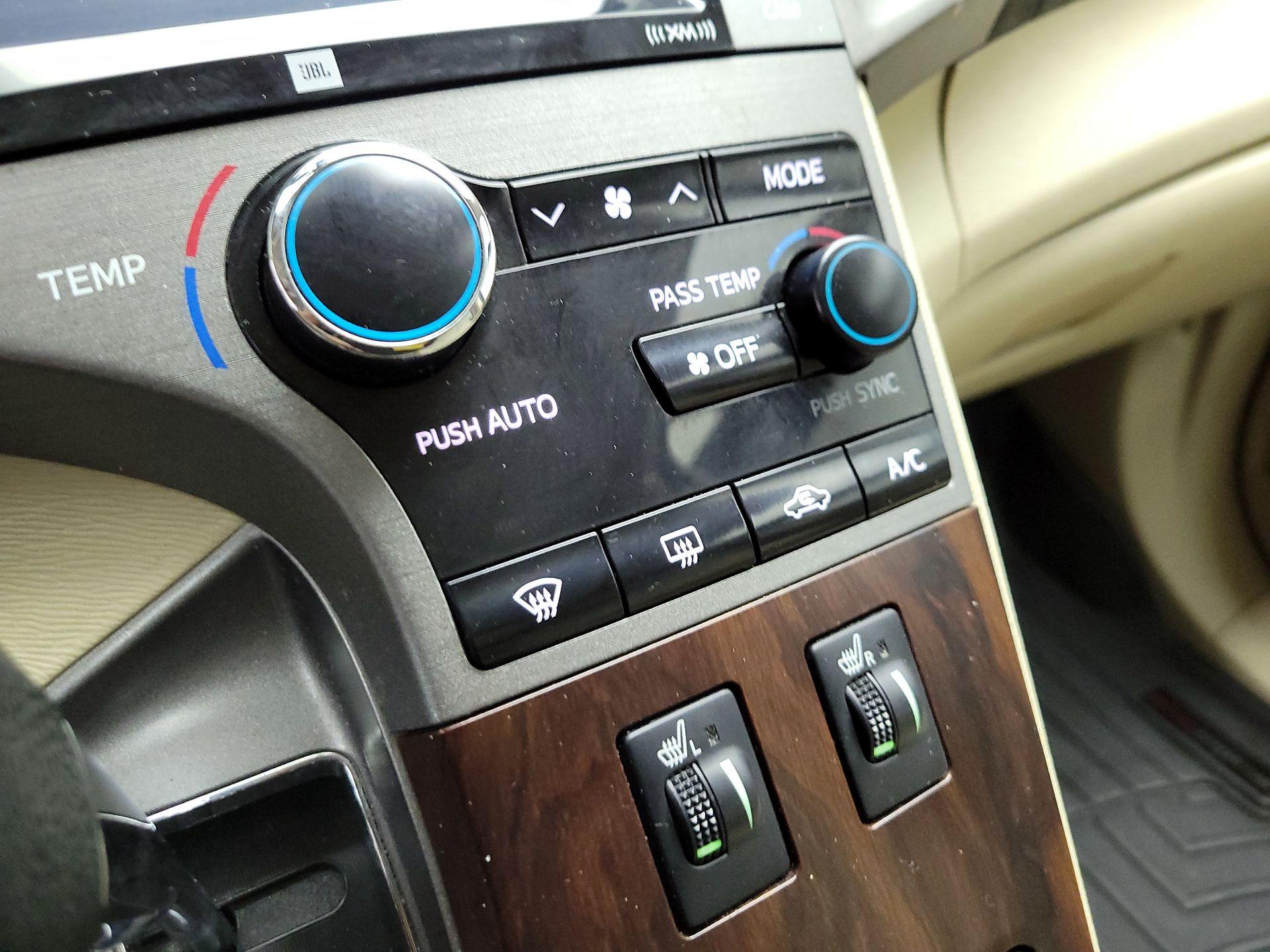 Thumbnail: 2015 Toyota Venza - 16