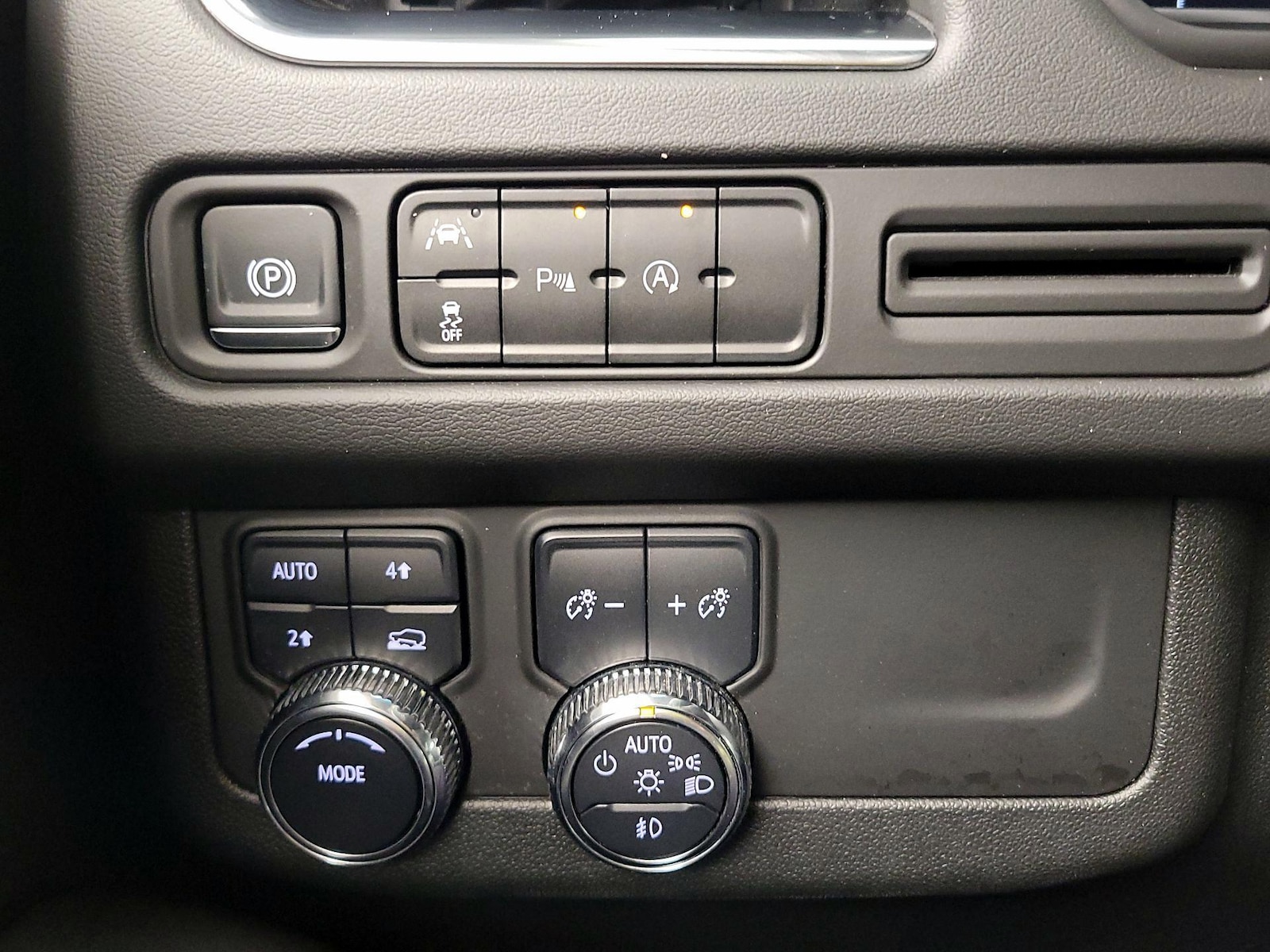2024 GMC Yukon SLT - Photo 14
