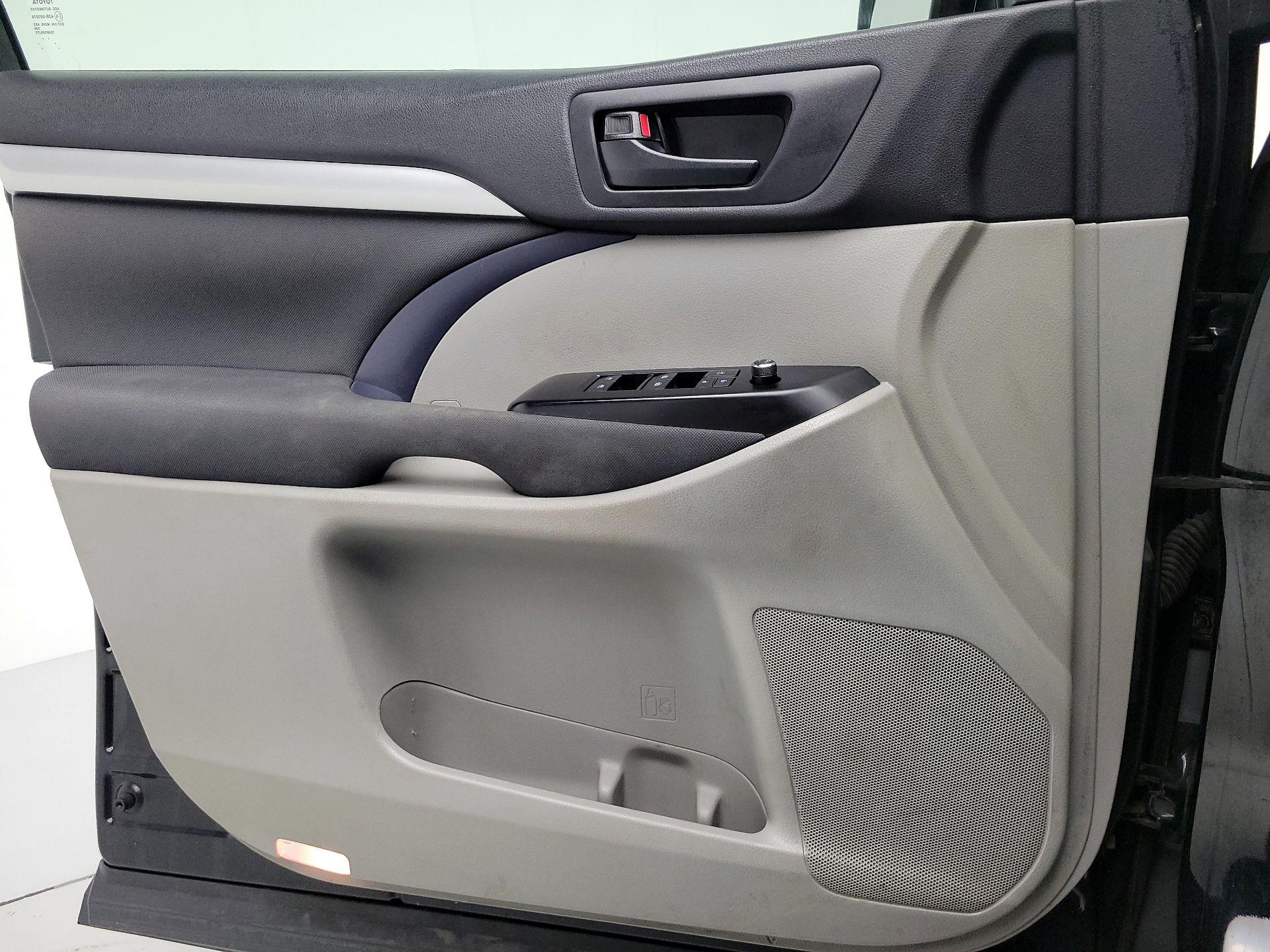 Thumbnail: 2016 Toyota Highlander - 12