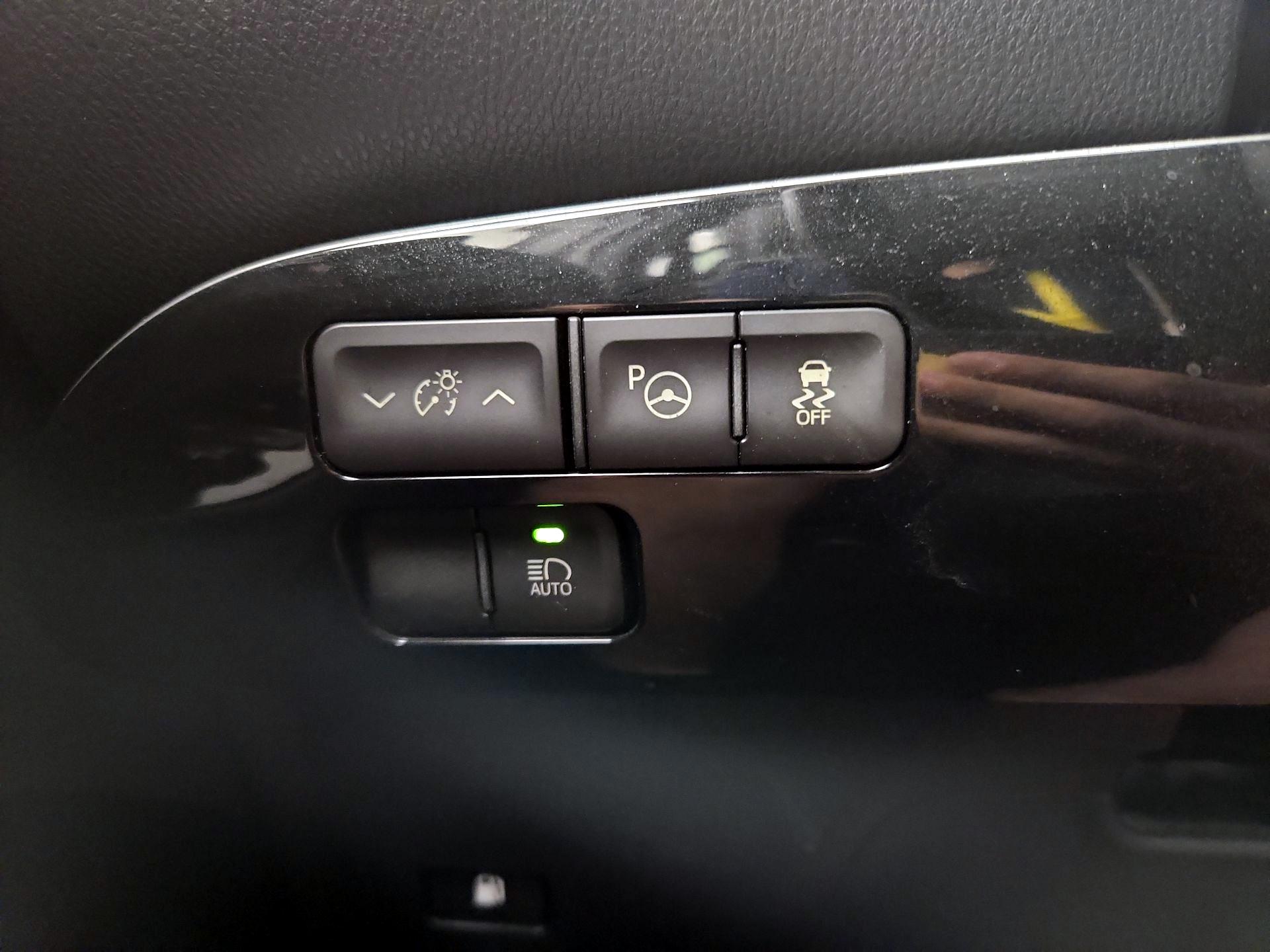 Thumbnail: 2018 Toyota Prius - 13