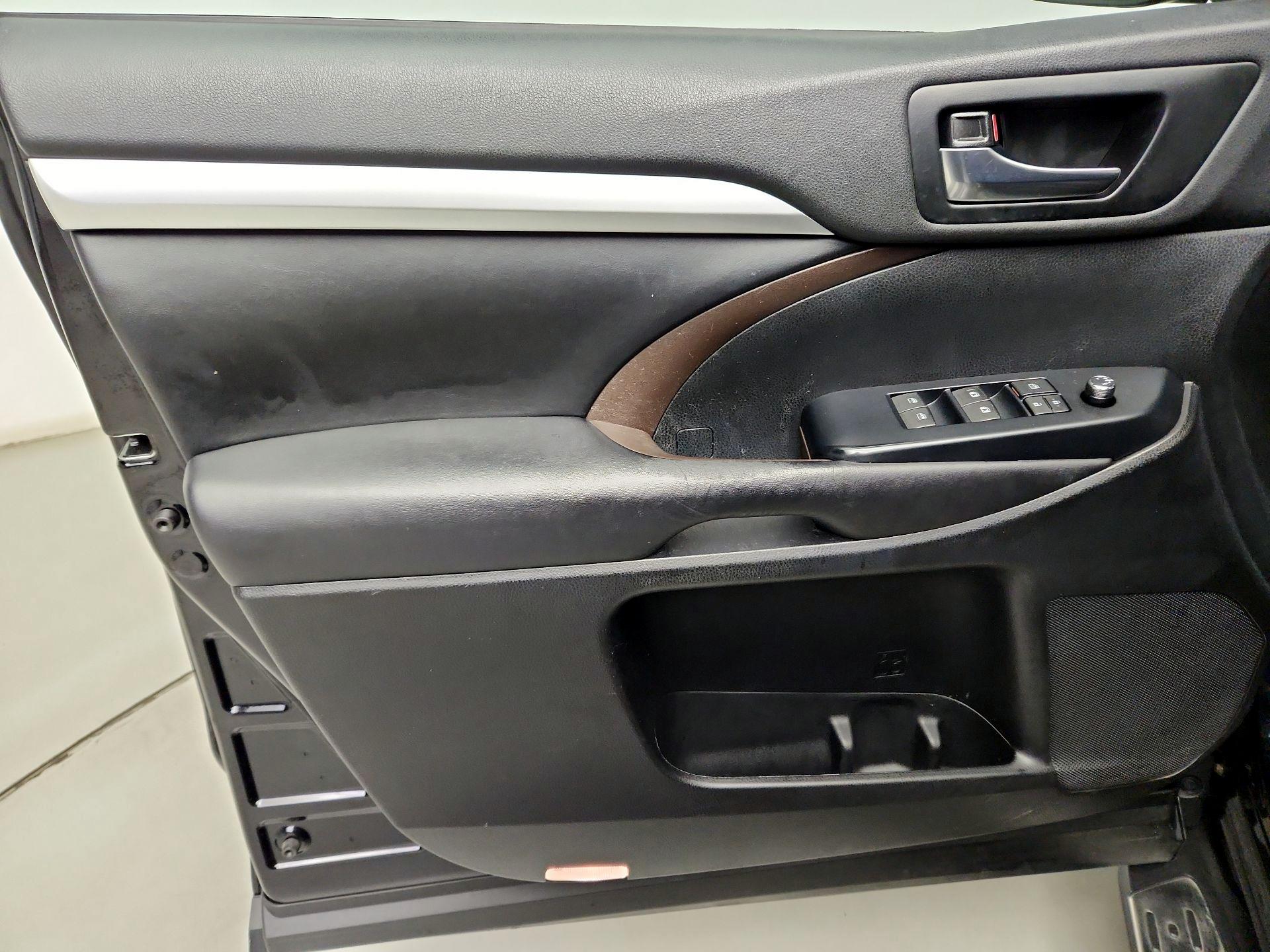 Thumbnail: 2019 Toyota Highlander - 12