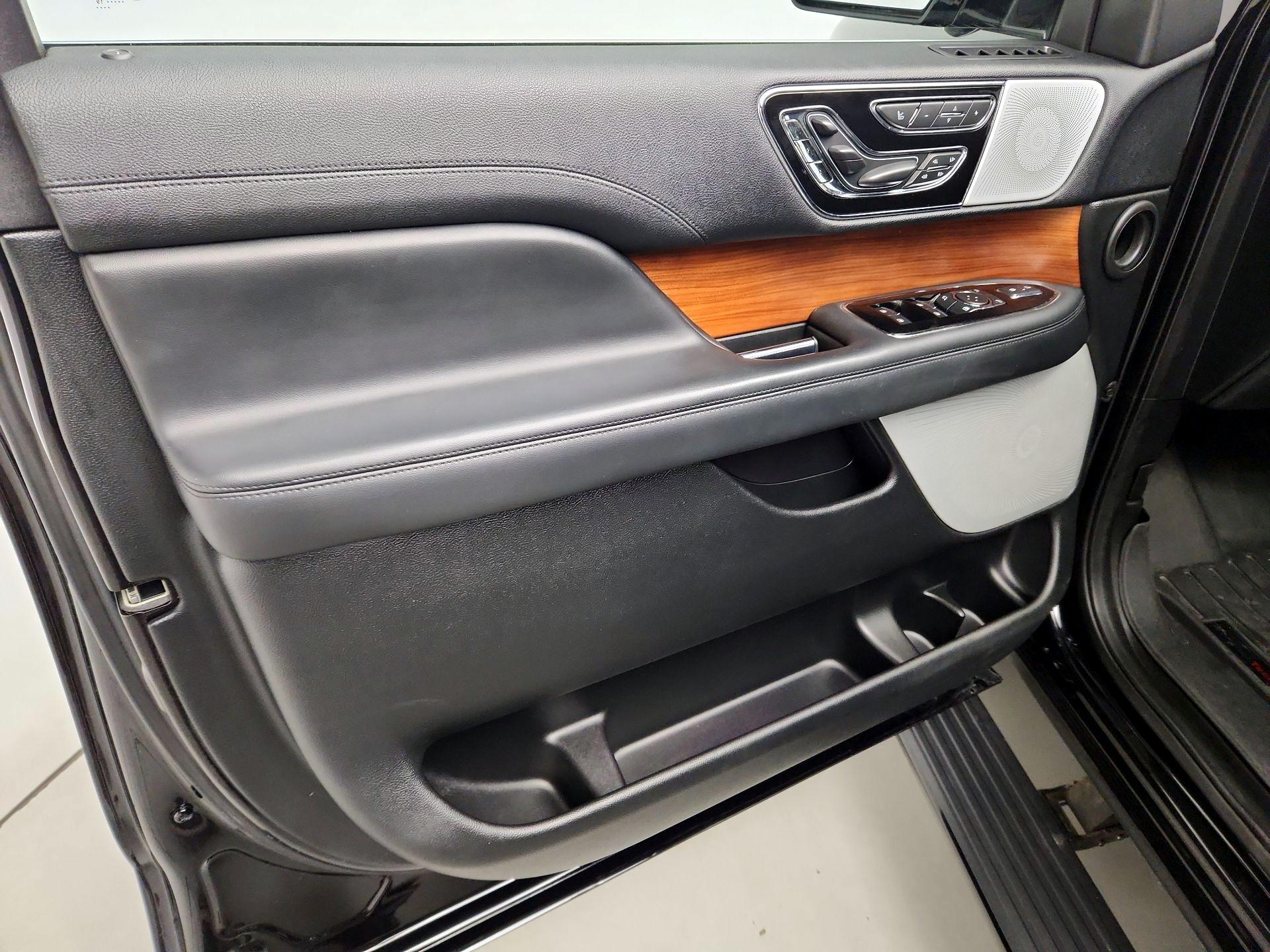 Thumbnail: 2019 Lincoln Navigator - 12