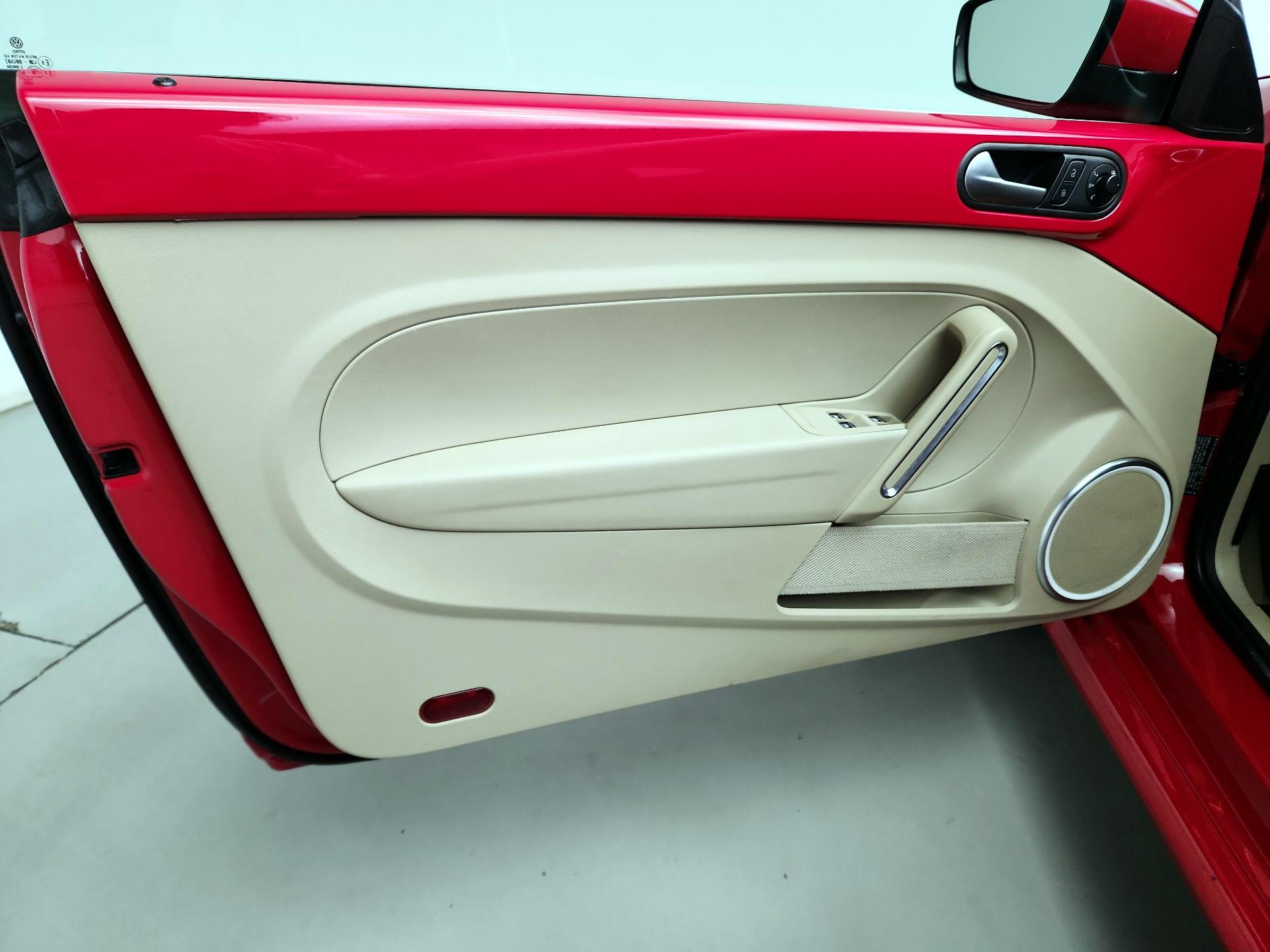 Thumbnail: 2014 Volkswagen Beetle - 12
