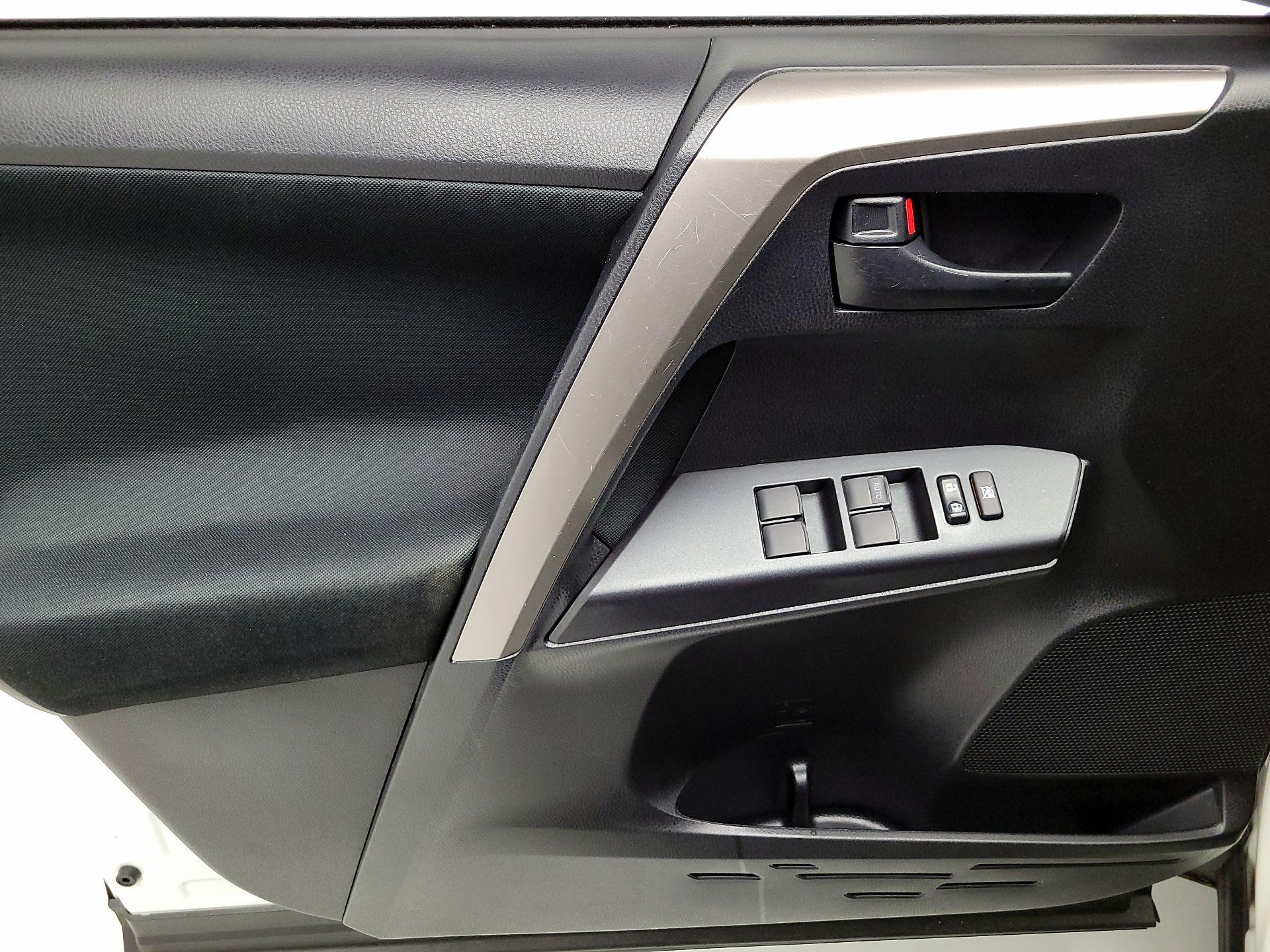 Thumbnail: 2018 Toyota RAV4 - 12