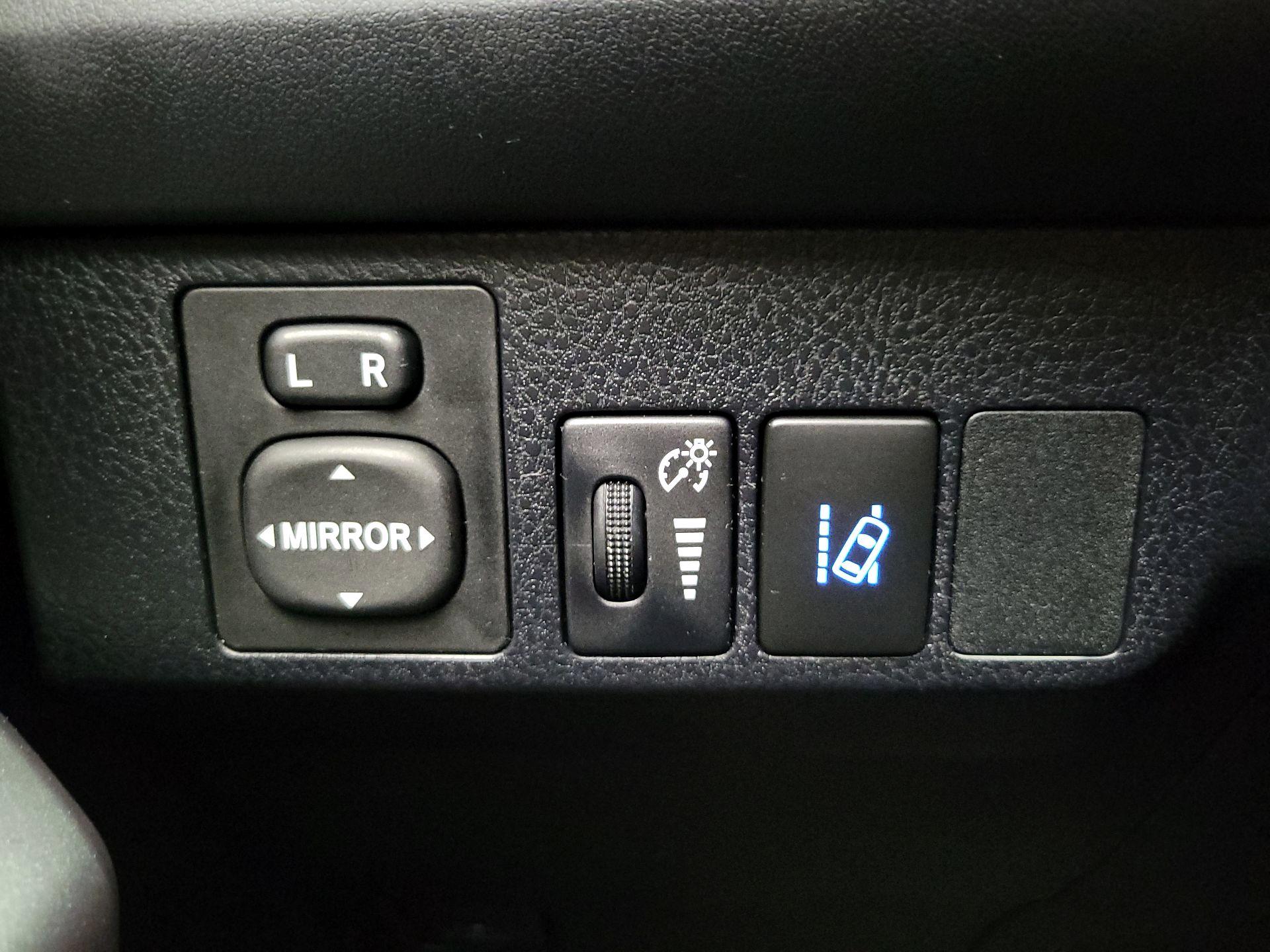 Thumbnail: 2018 Toyota RAV4 - 13
